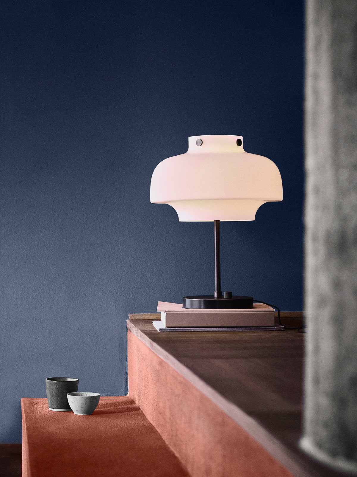 Lampa stołowa COPENHAGEN SC13 opalowy klosz z brązowioną mosiężną podstawą