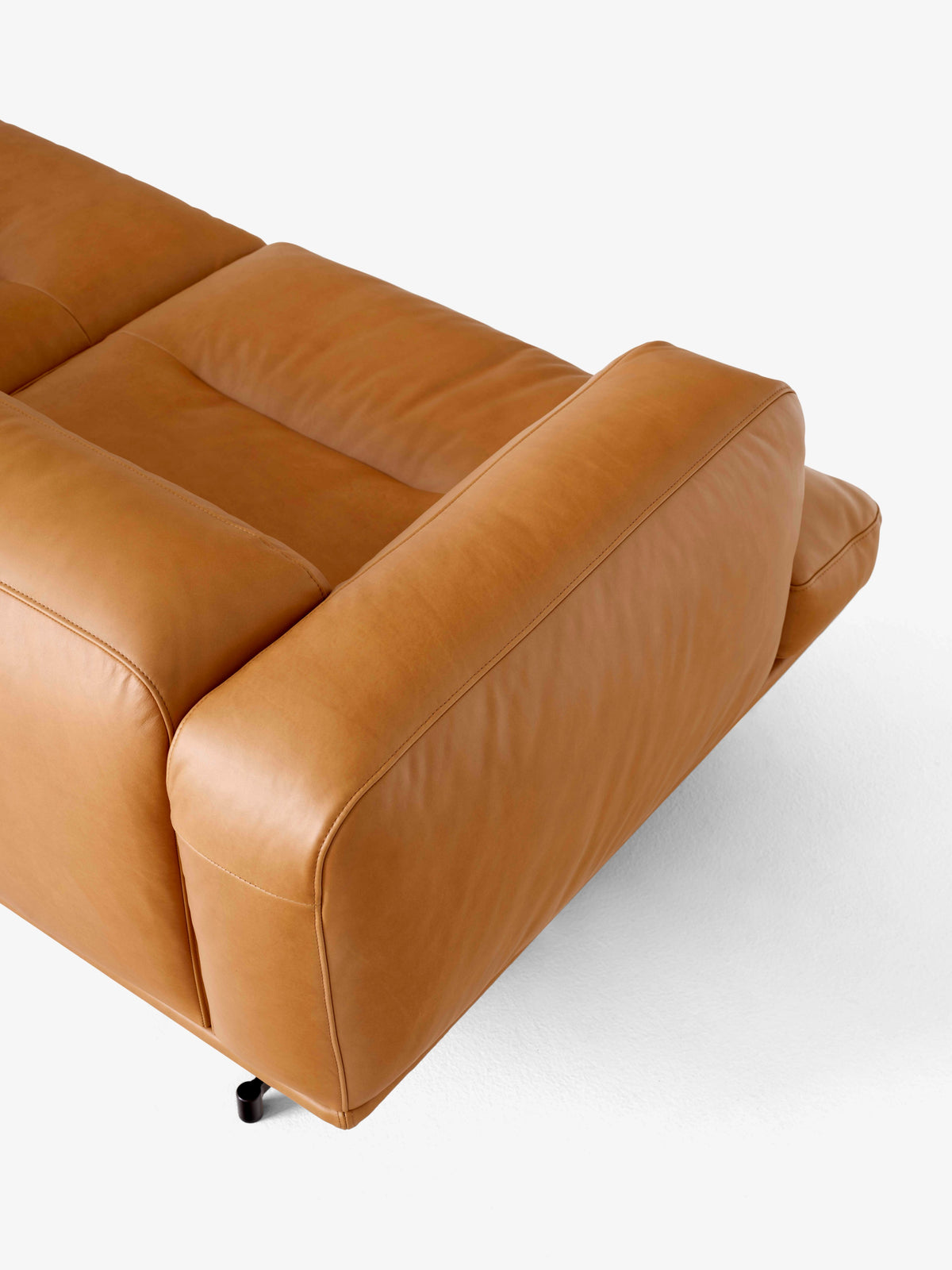 Sofa 2-osobowa INLAND AV22 tapicerowana z czarną podstawą