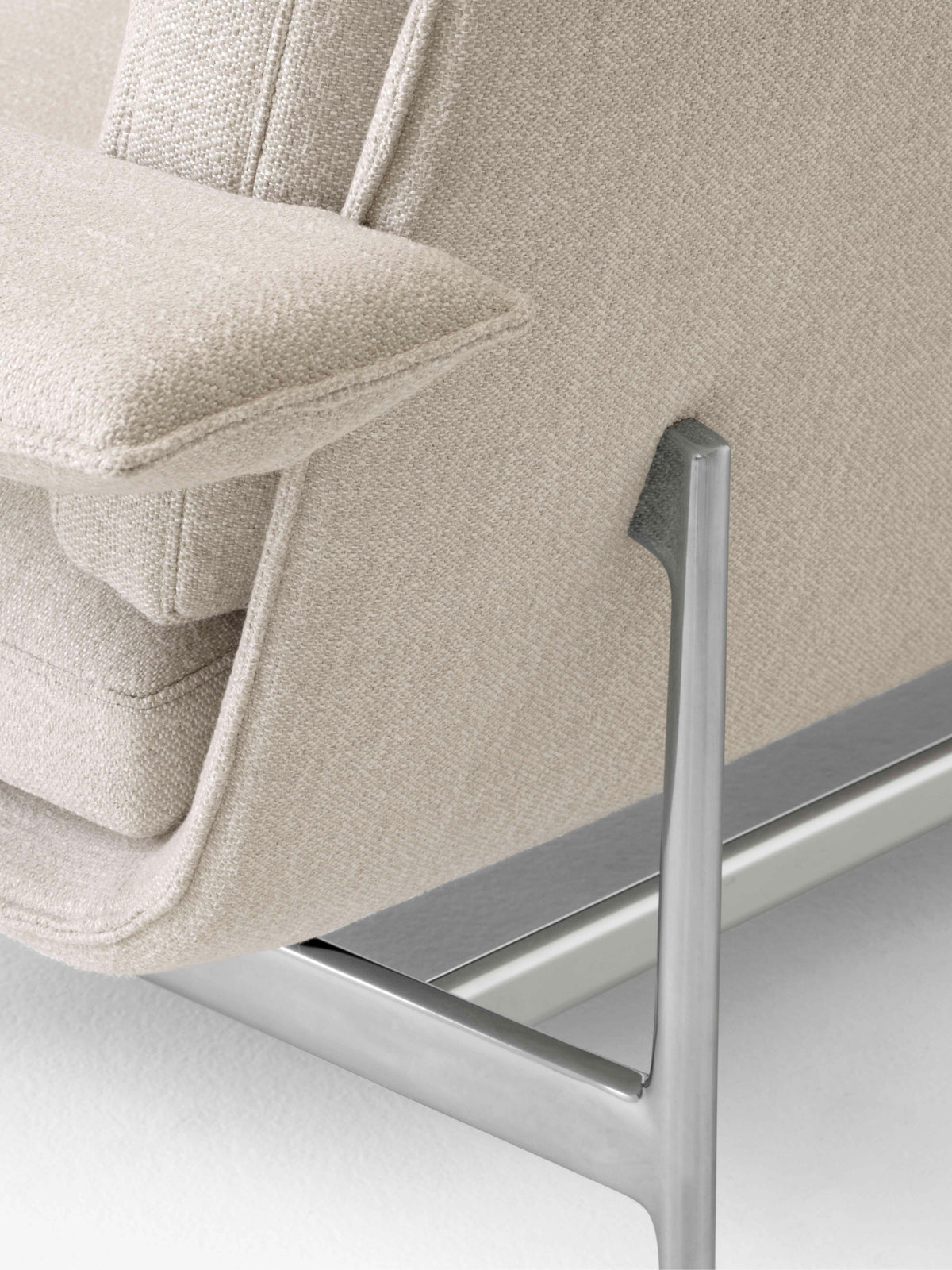 Sofa 2-osobowa MEANTIME AV30 tapicerowana z aluminiową podstawą