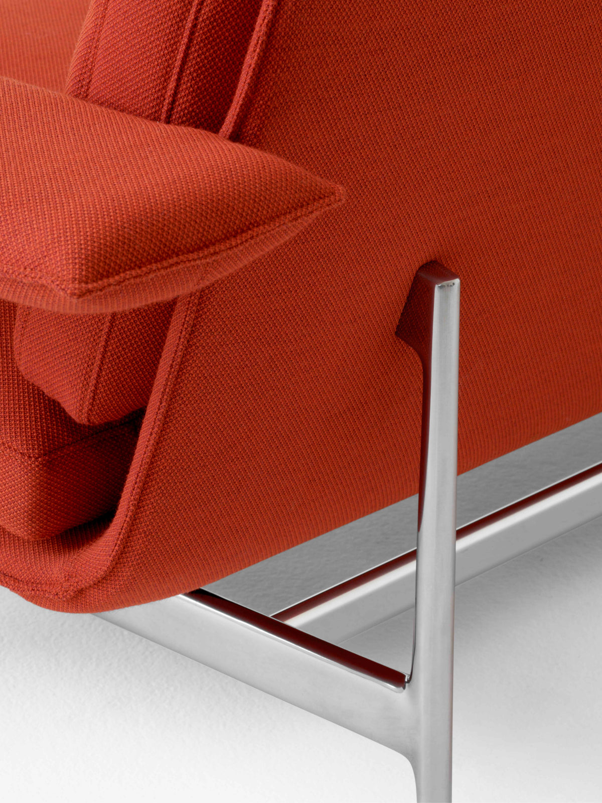 Sofa 2-osobowa MEANTIME AV30 tapicerowana z aluminiową podstawą