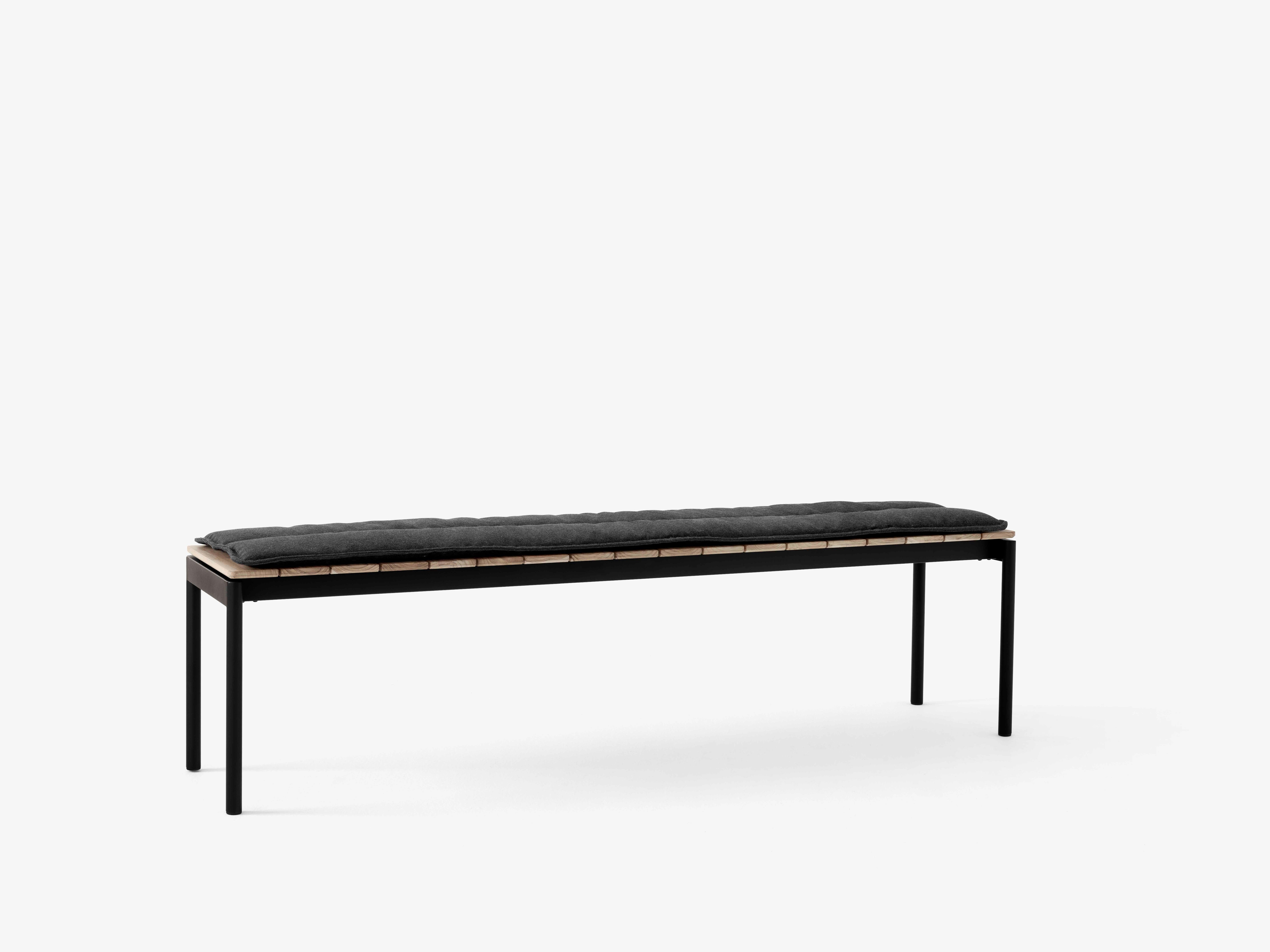 Ławka zewnętrzna VILLE drewno tekowe z czarną podstawą