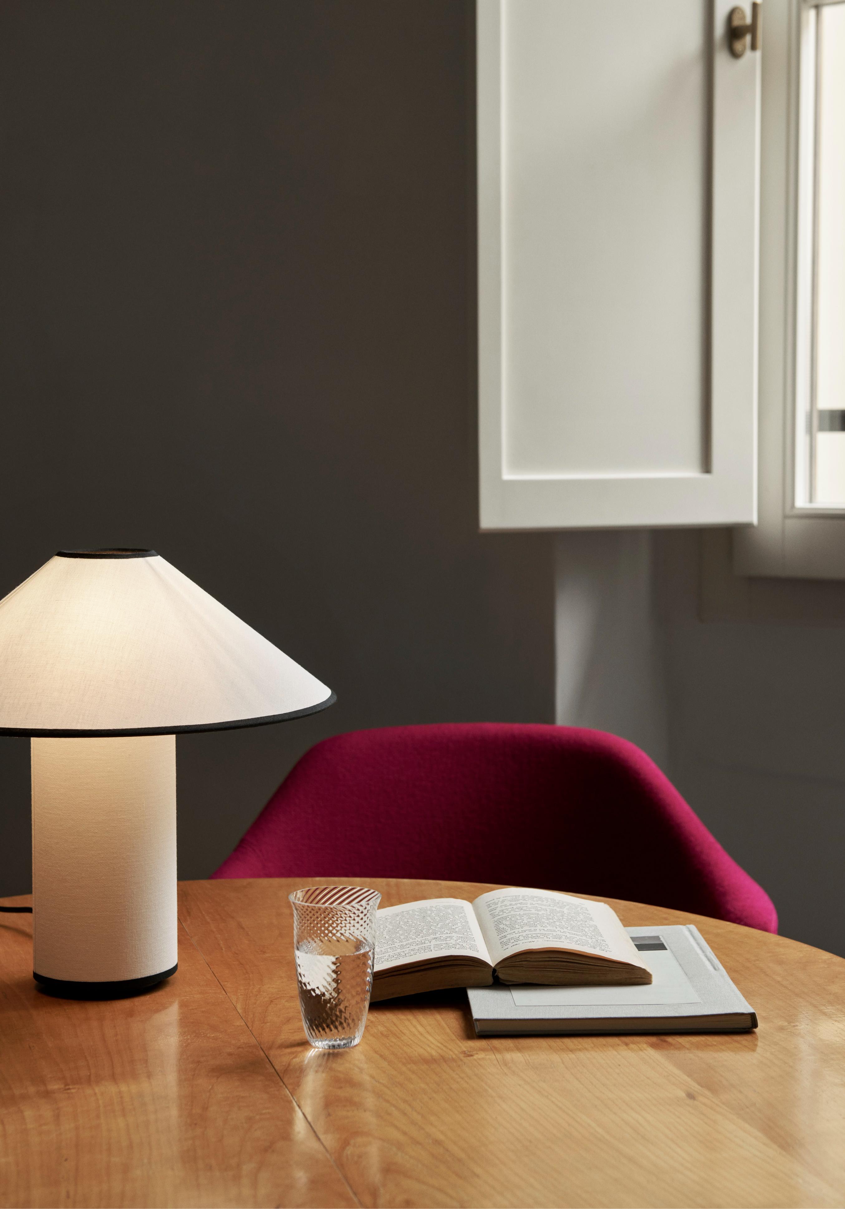 Tischlampe COLETTE ATD6 in Weiß mit schwarzem Finish