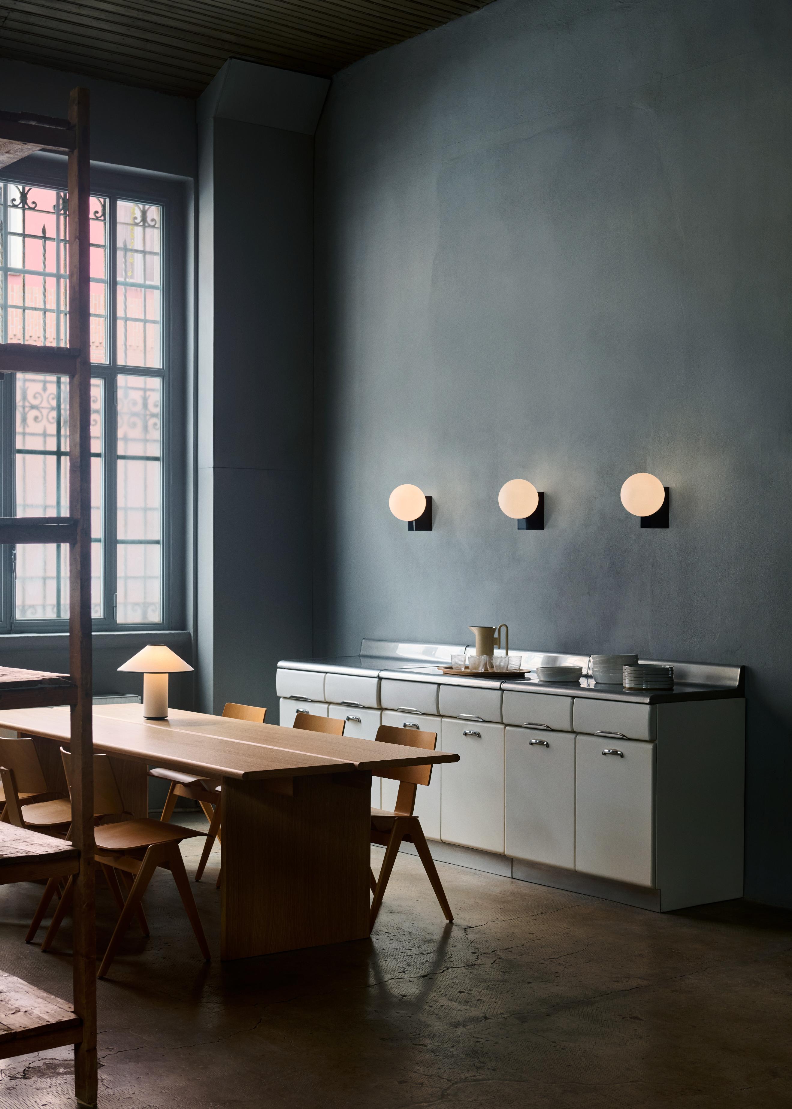 Tischlampe COLETTE ATD6 in Weiß mit schwarzem Finish
