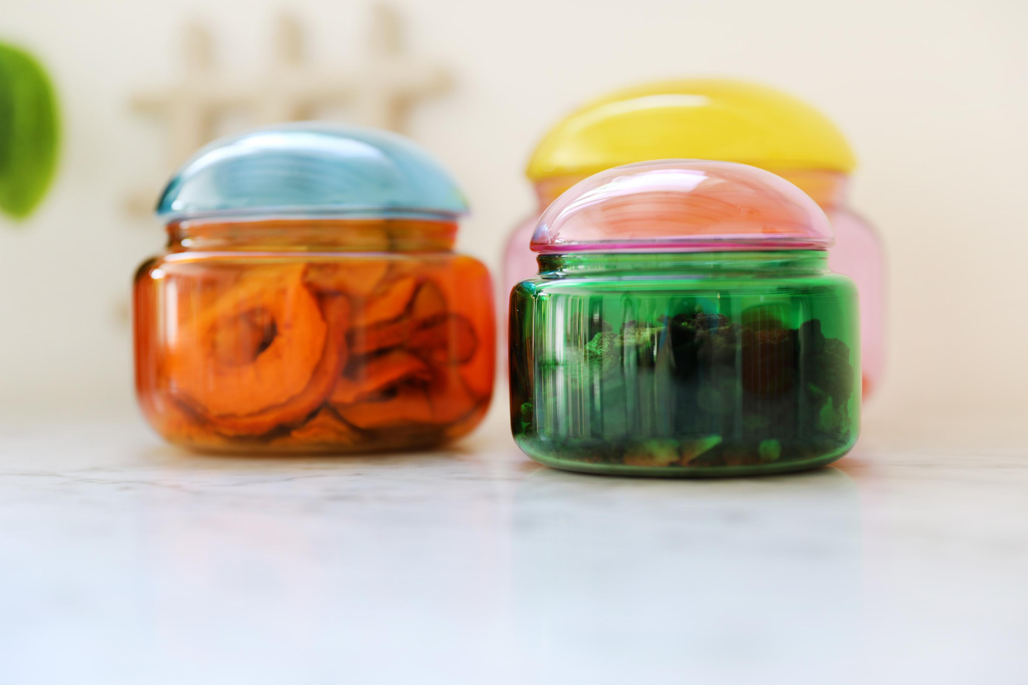 Pojemnik szklany PUFFY zielony z różową pokrywką