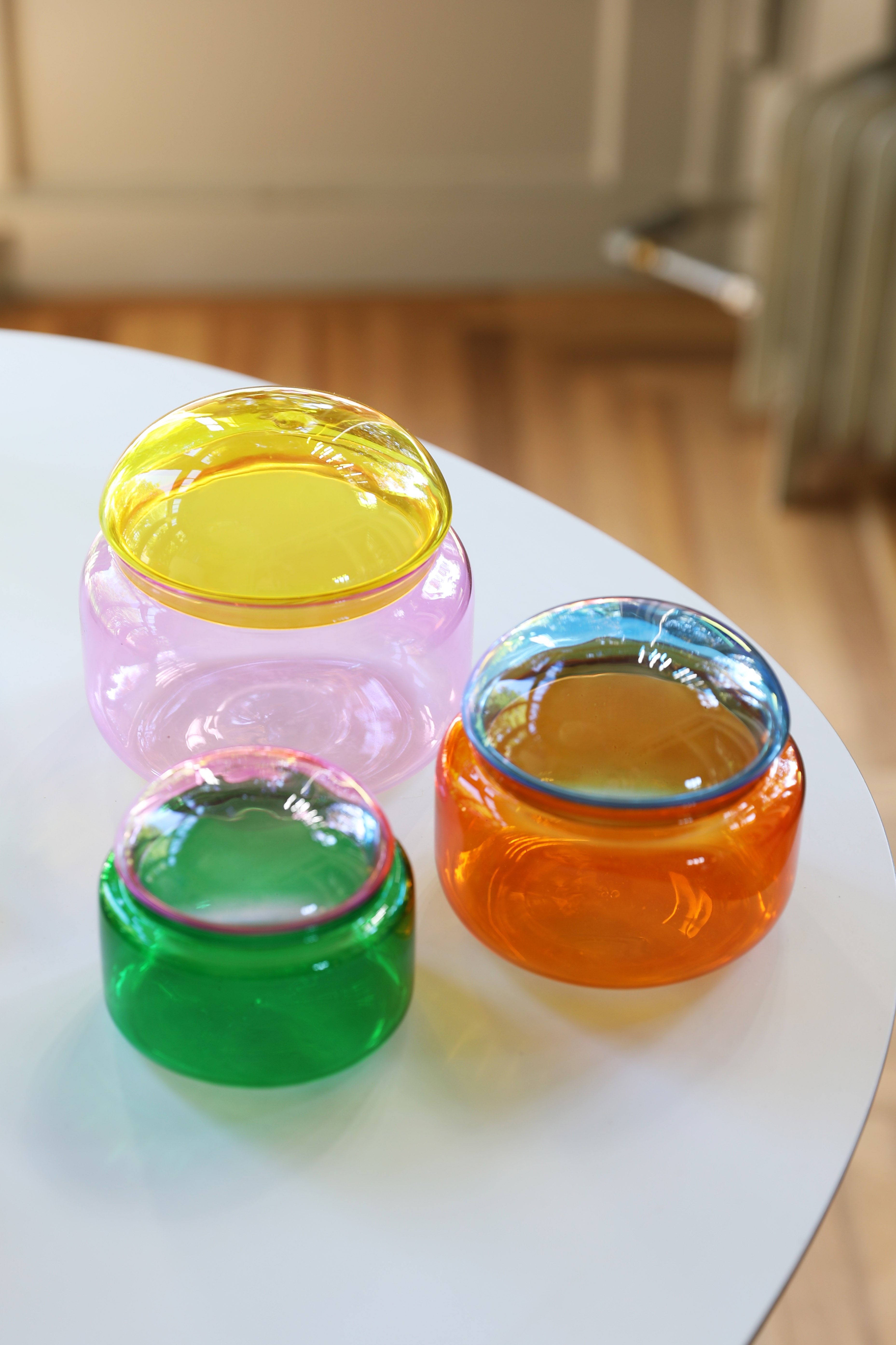 Pojemnik szklany PUFFY różowy z żółtą pokrywką