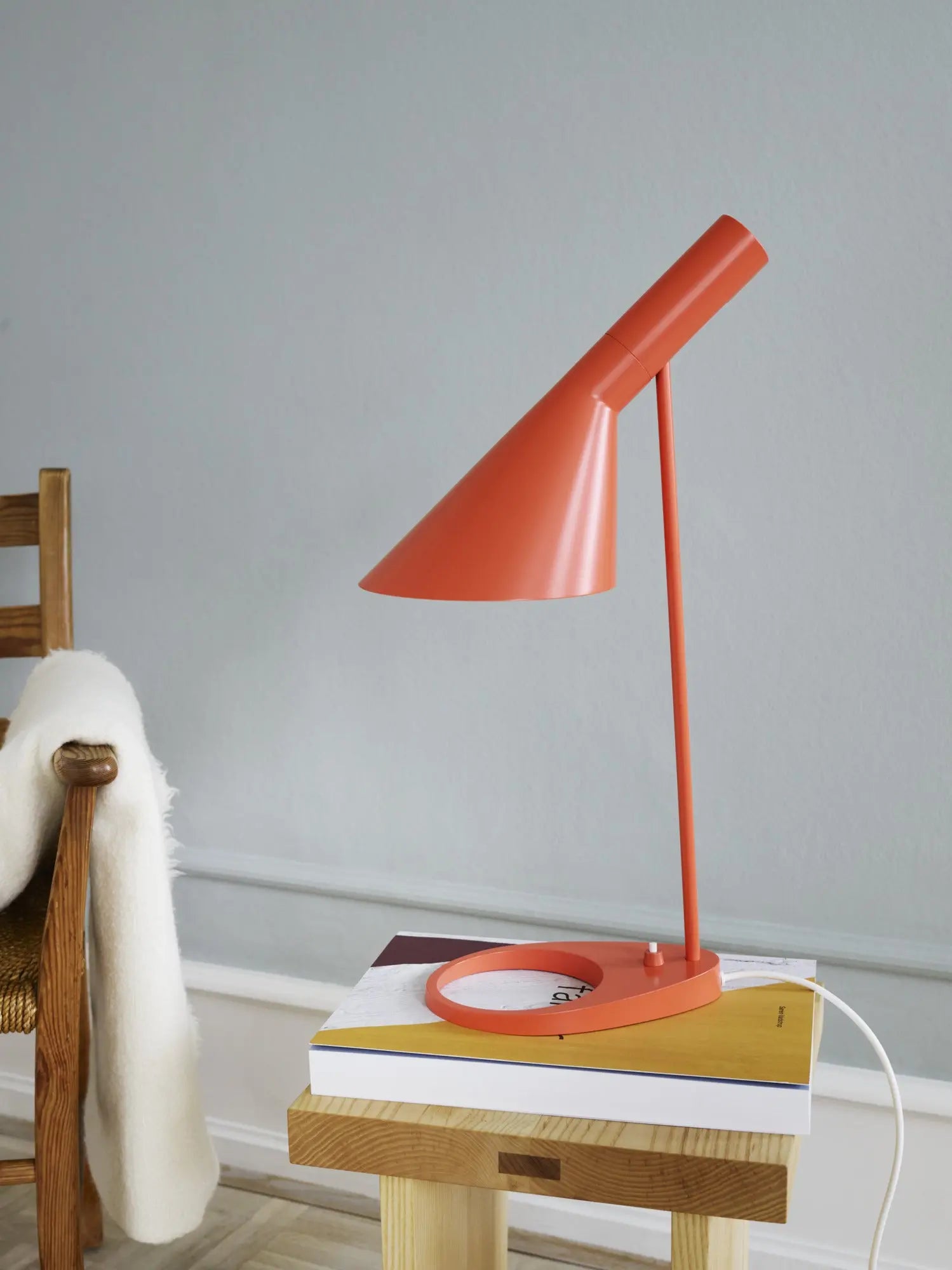 Lampa stołowa AJ pomarańczowy – styl skandynawski