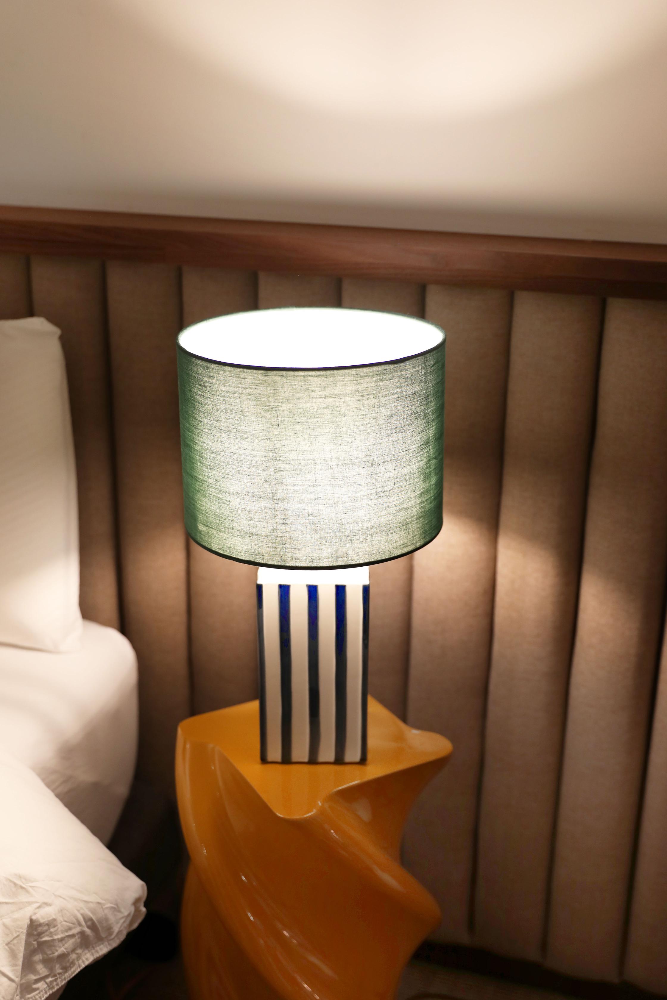 Tischlampe STREAK blau-weiß mit grünem Schirm