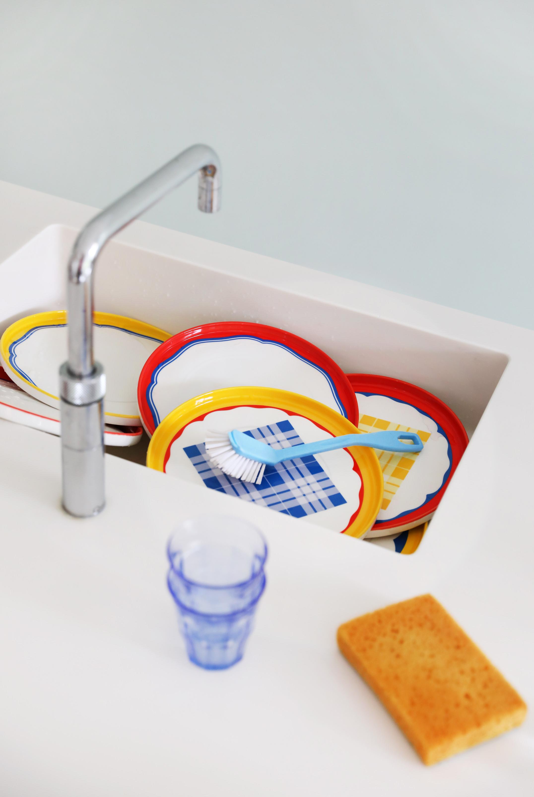 DAYDREAM BULGE white dinner plate with red and blue