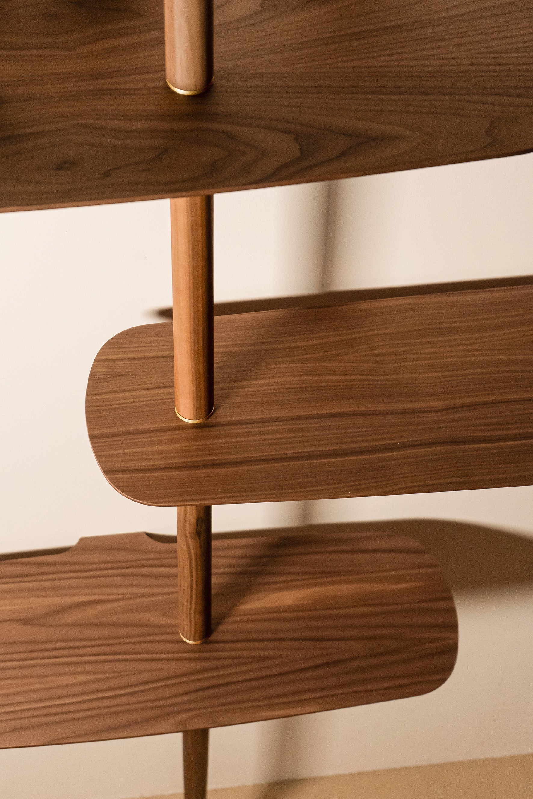 Regał ścienny AXIS 2 fornir orzechowy