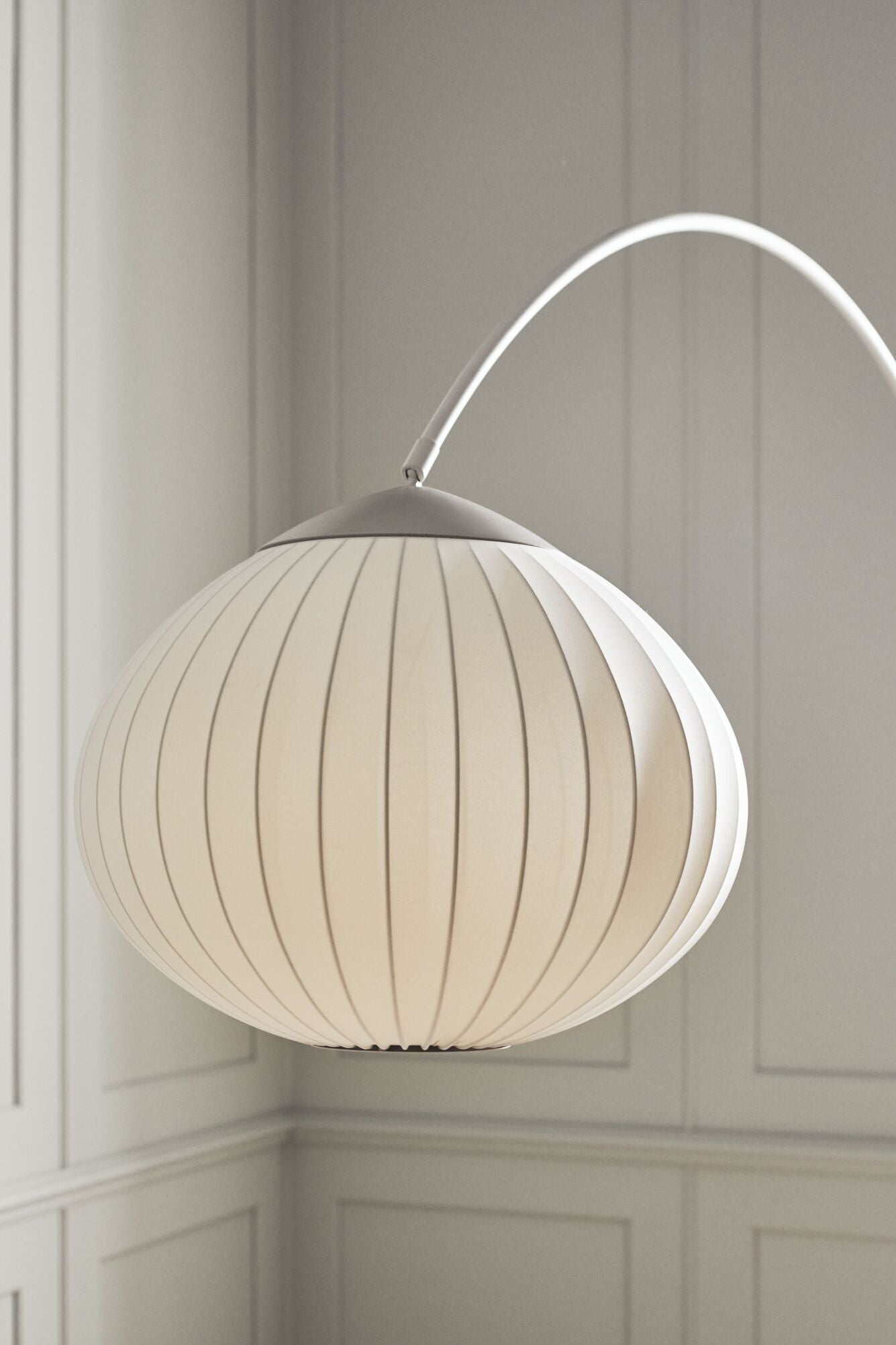 Lampa podłogowa ACORN biały z podstawą z trawertynu