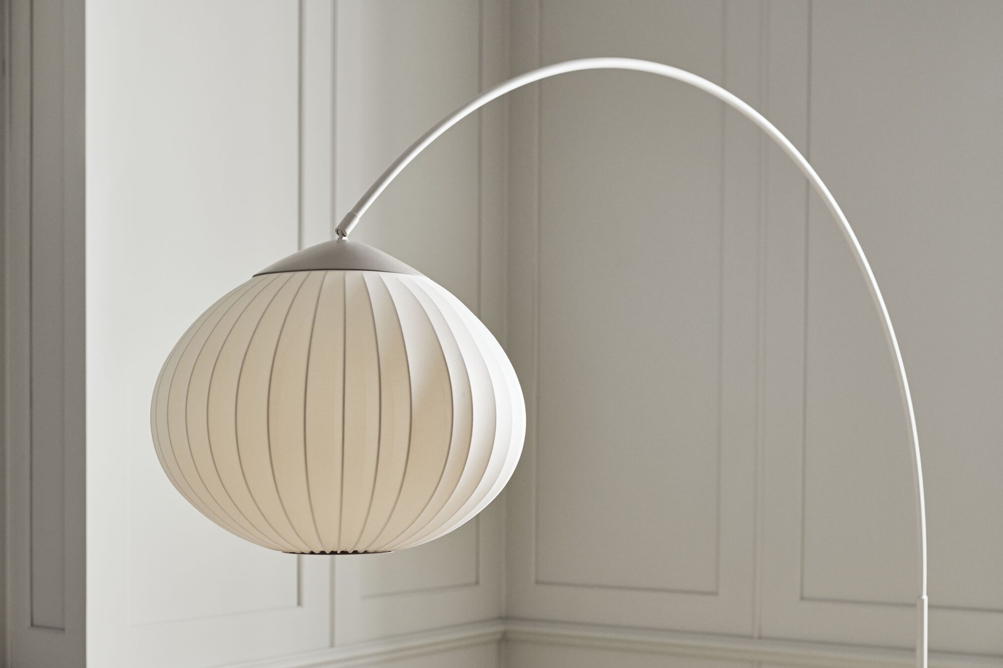 Lampa podłogowa ACORN biały z podstawą z trawertynu