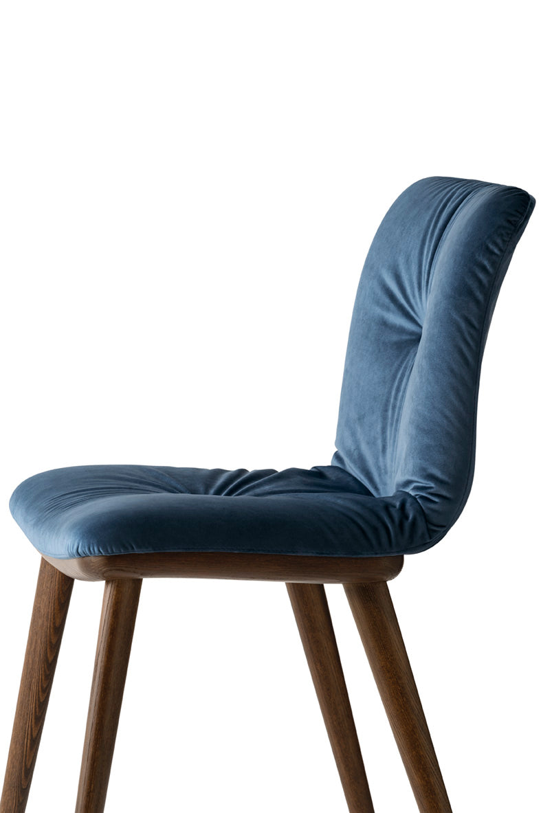 Sessel ANNIE SOFT gepolstert mit dunklem Holzgestell