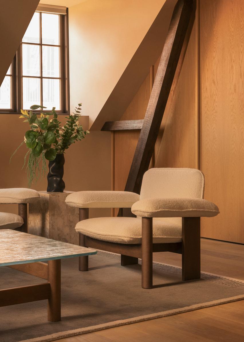 BRASILIA Armchair brown sheep leather with walnut base