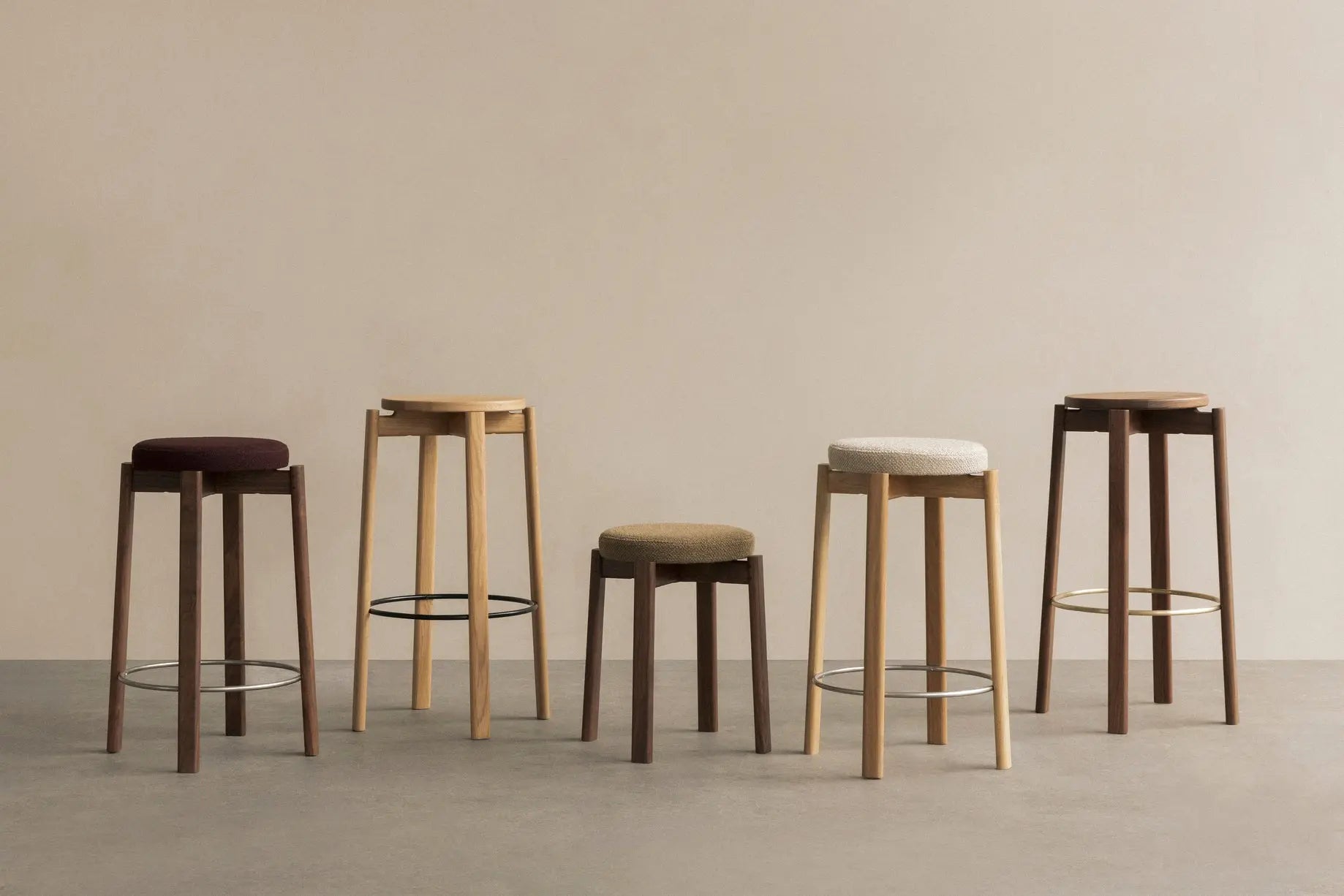 Hoker PASSAGE drewno dębowe z błękitnym siedziskiem – styl minimalistyczny