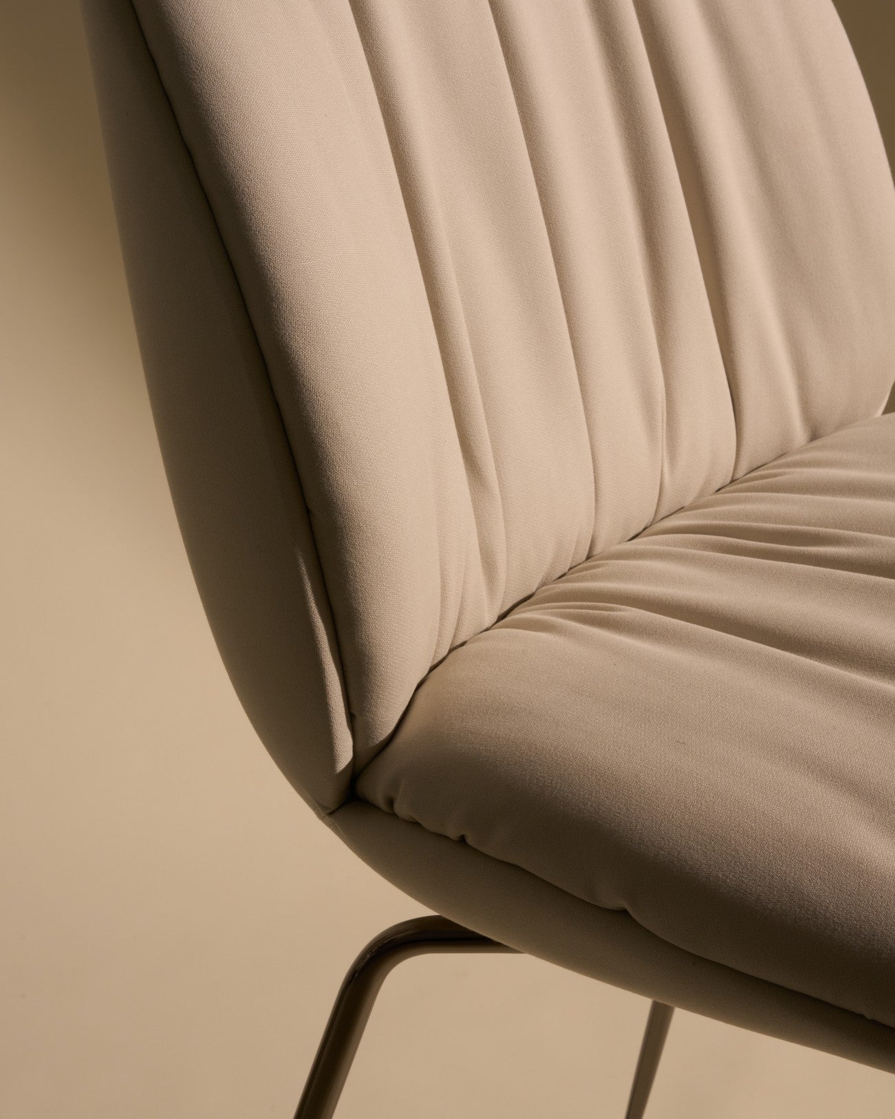 Krzesło barowe BEETLE SOFT tapicerowane z czarną chromowaną podstawą