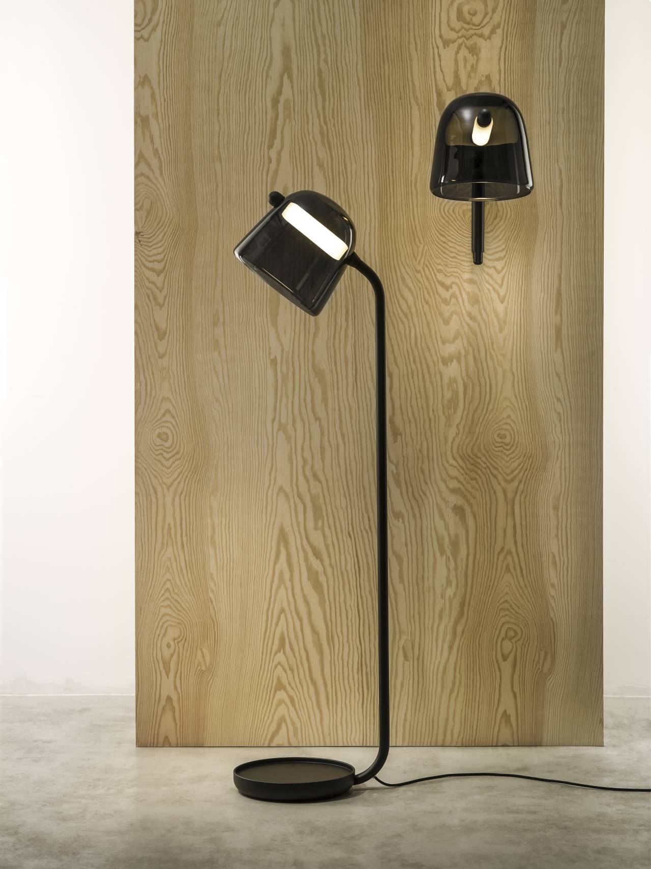 Stehlampe Kana schwarze Basis