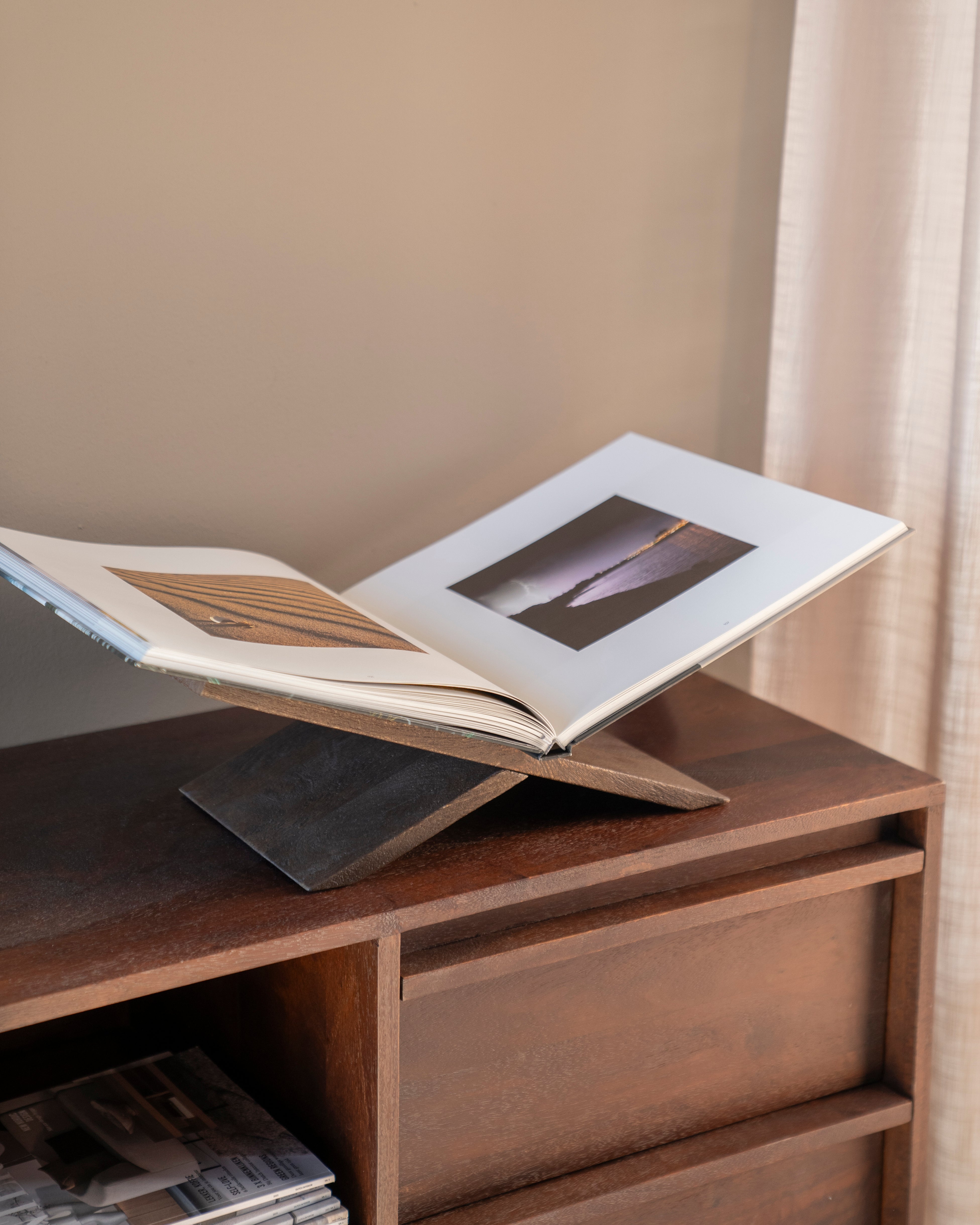 TEE Book Stand Mango Wood