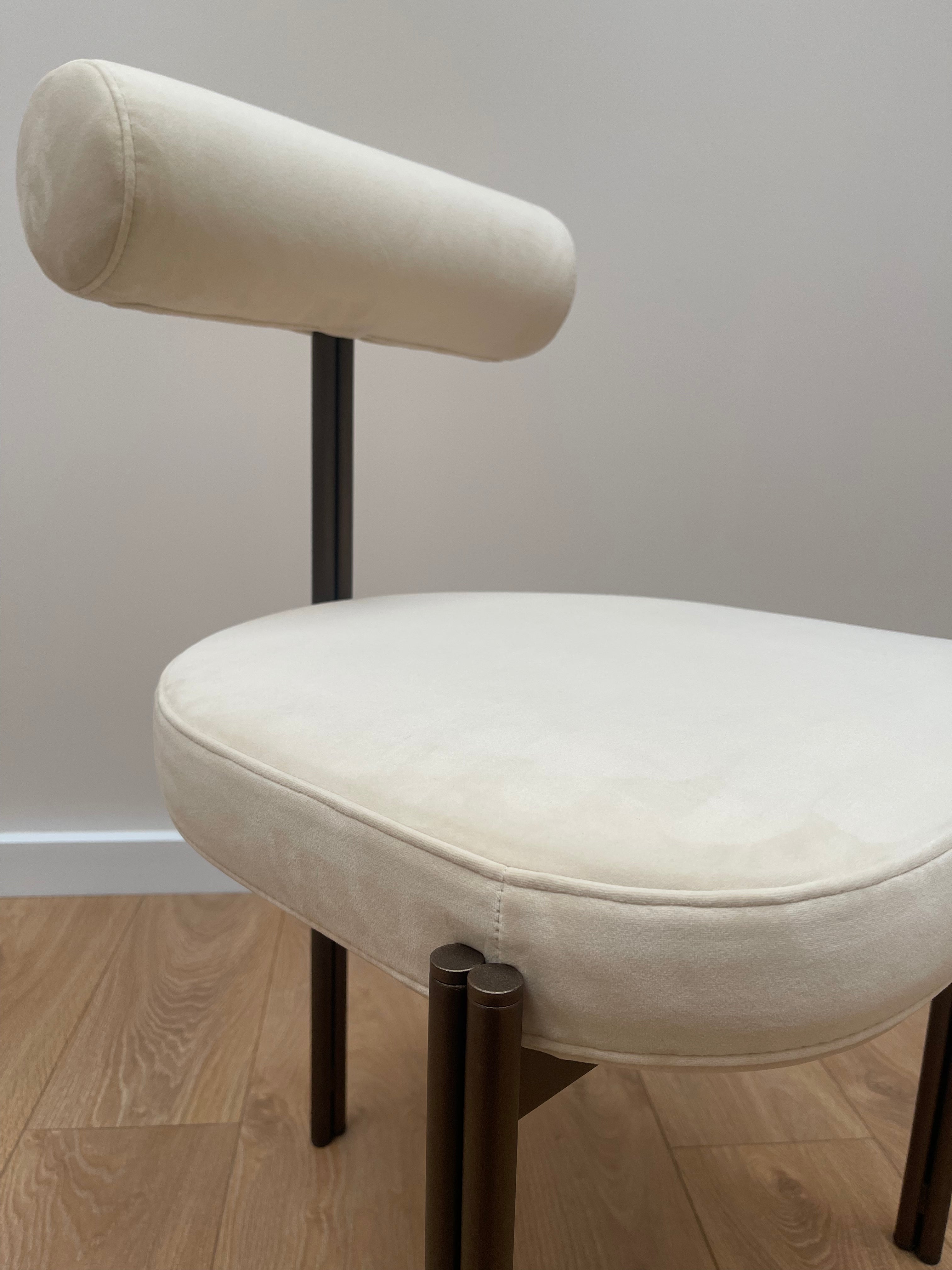 Krzesło aksamitne CAILLOU beżowe - poekspozycyne