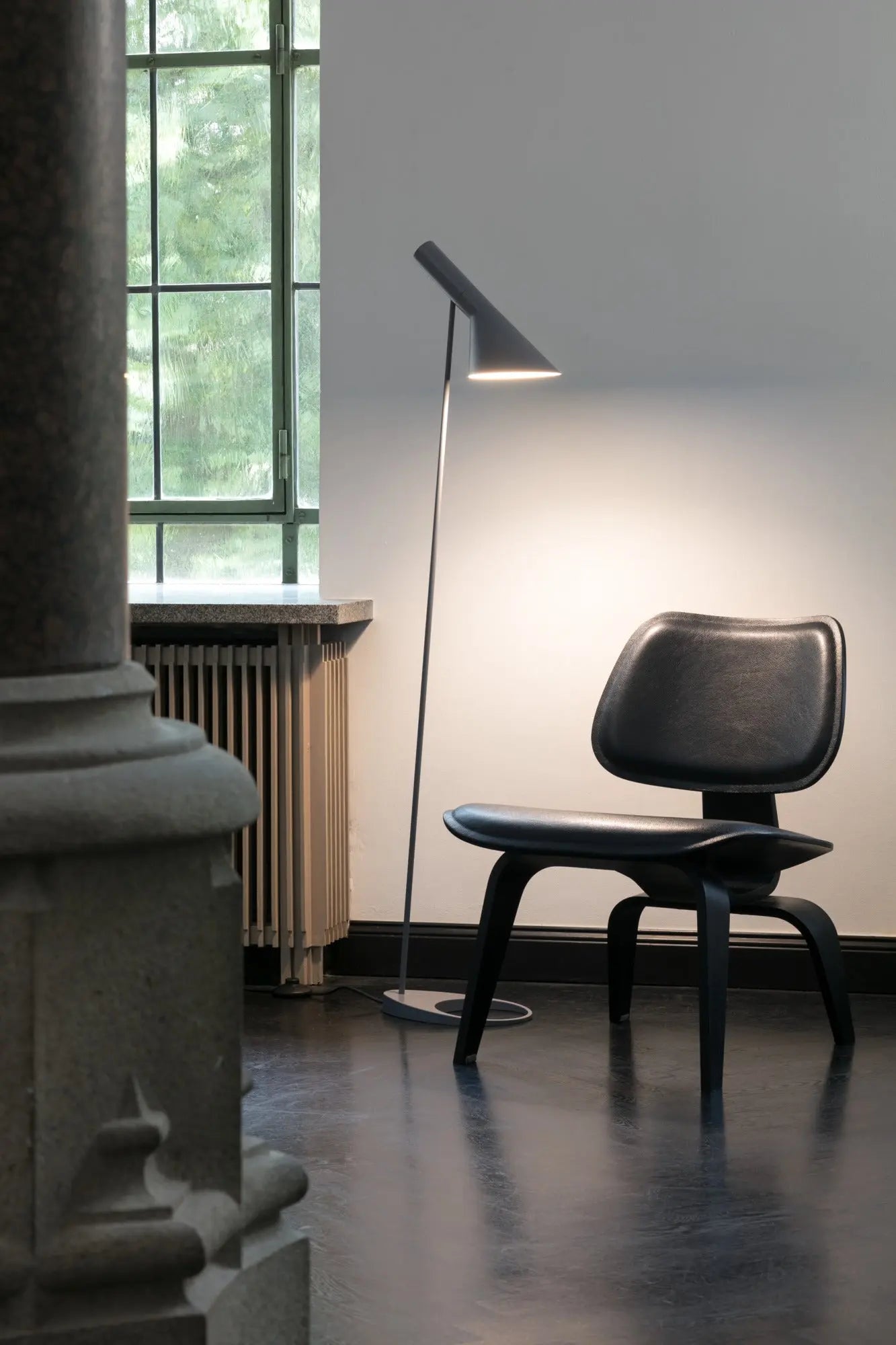 Lampa stojąca AJ ciepły szary – Louis Poulsen