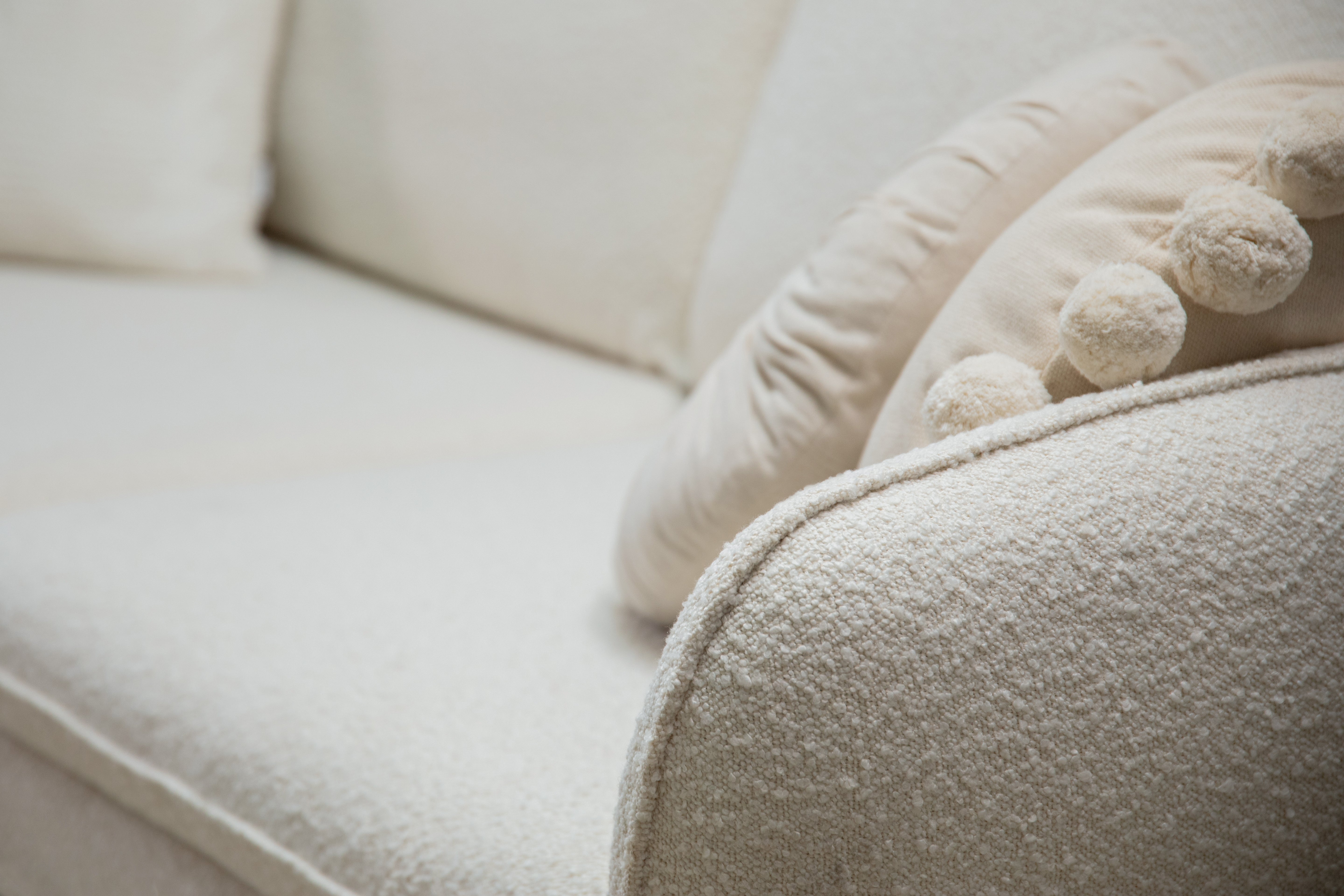 Left-facing 6-seater corner sofa VIENNA in beige boucle with a black base