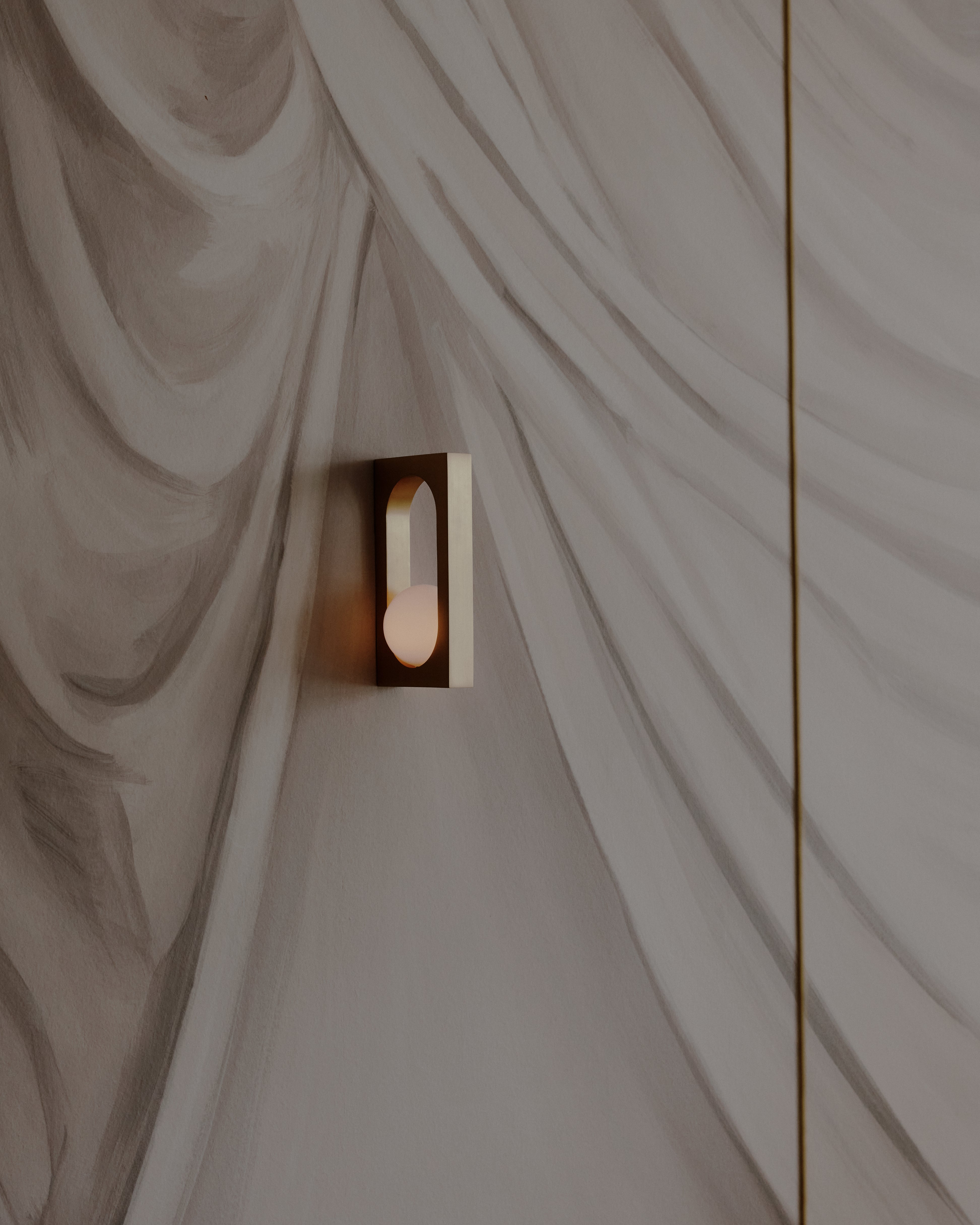 Lampa ścienna MYTHOS opalowy klosz z mosiądzem