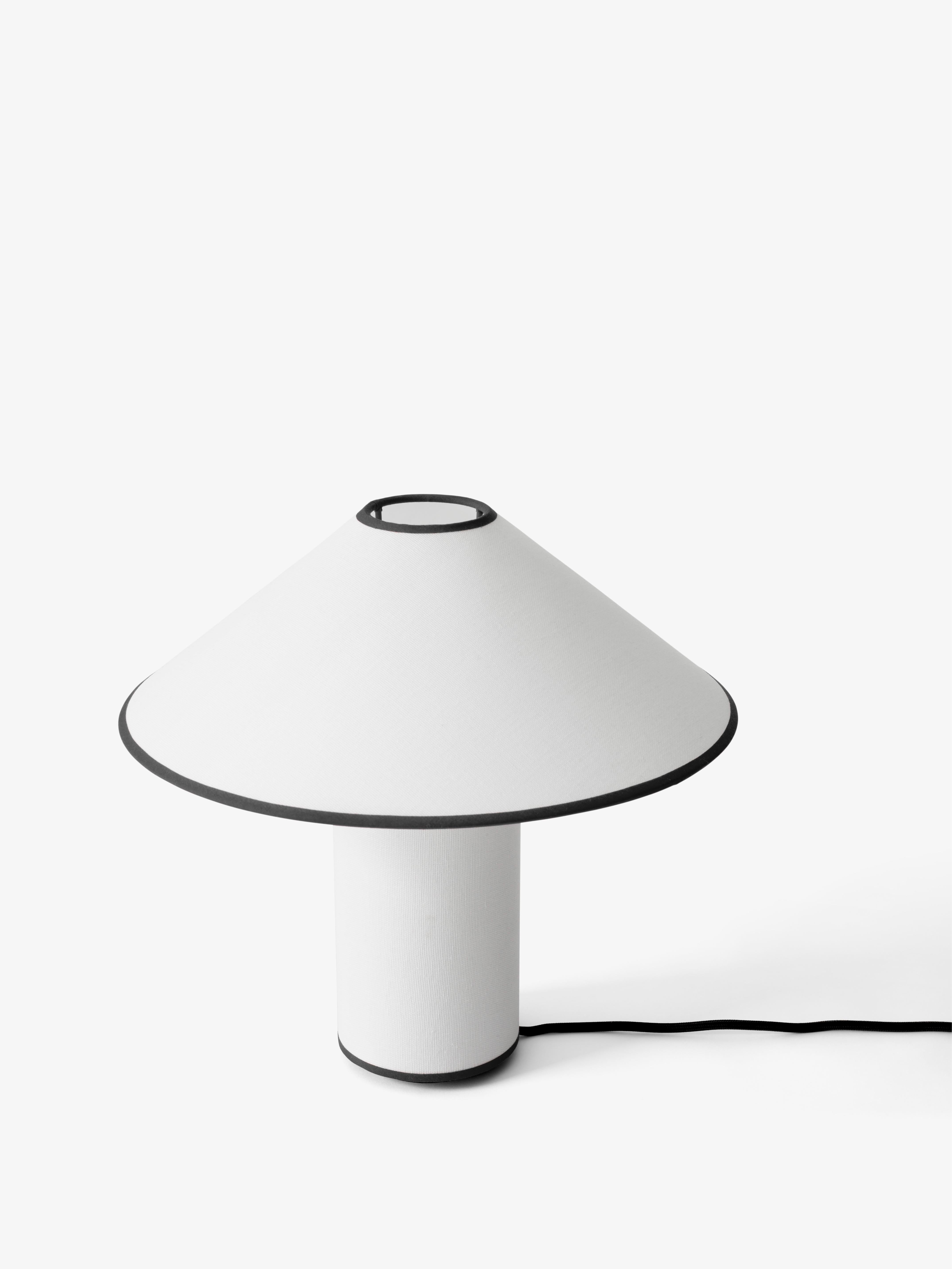 Tischlampe COLETTE ATD6 in Weiß mit schwarzem Finish