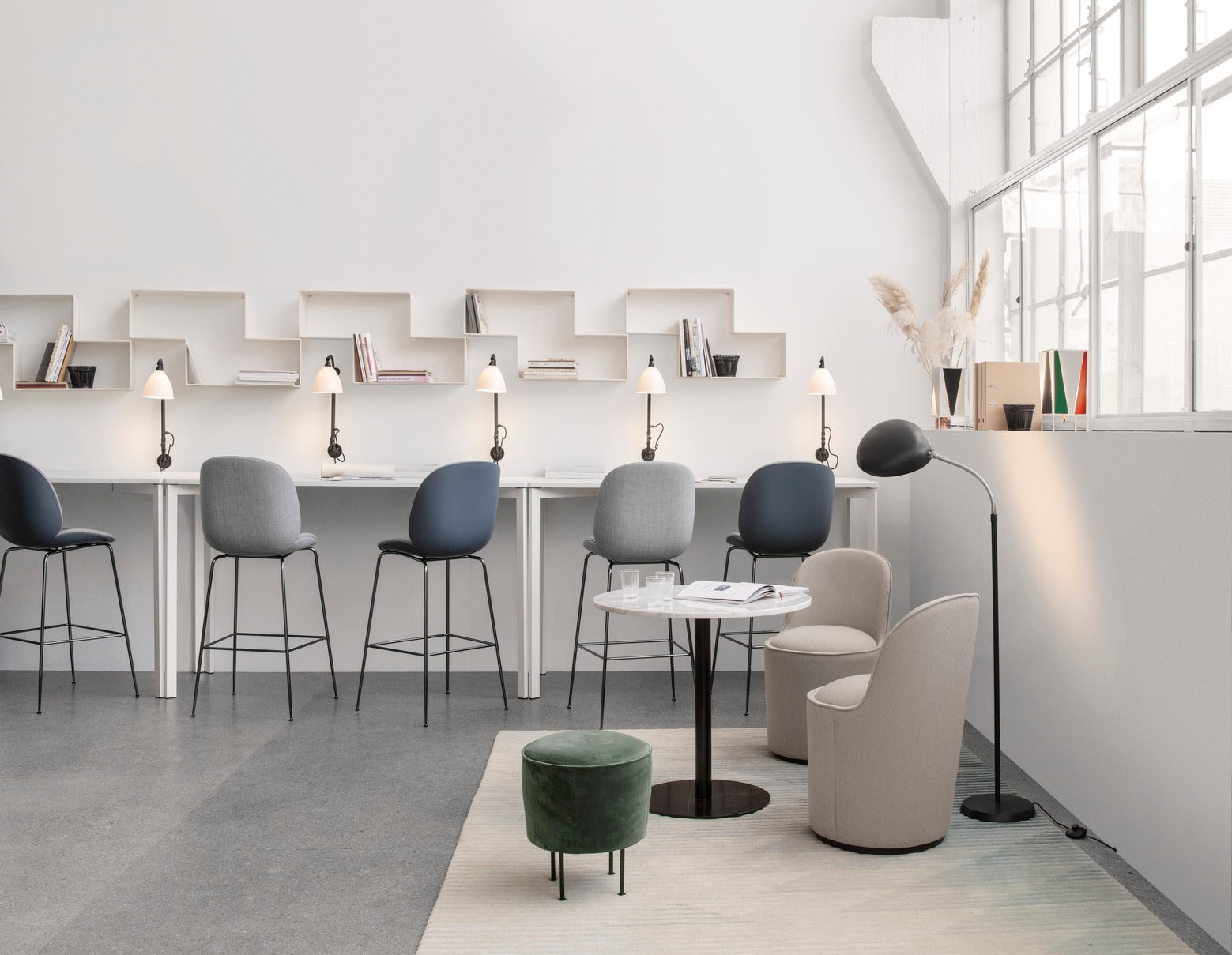 Puf MODERN LINE tapicerowany z czarną podstawą