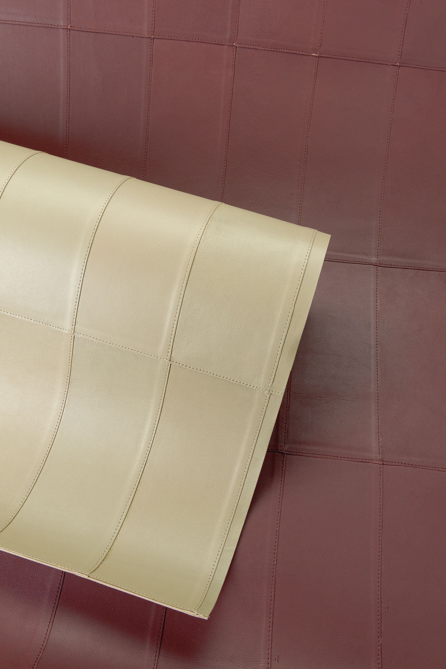 Geometrisch gemusterte natürliche Leder-Tapete PALADIN bordeaux