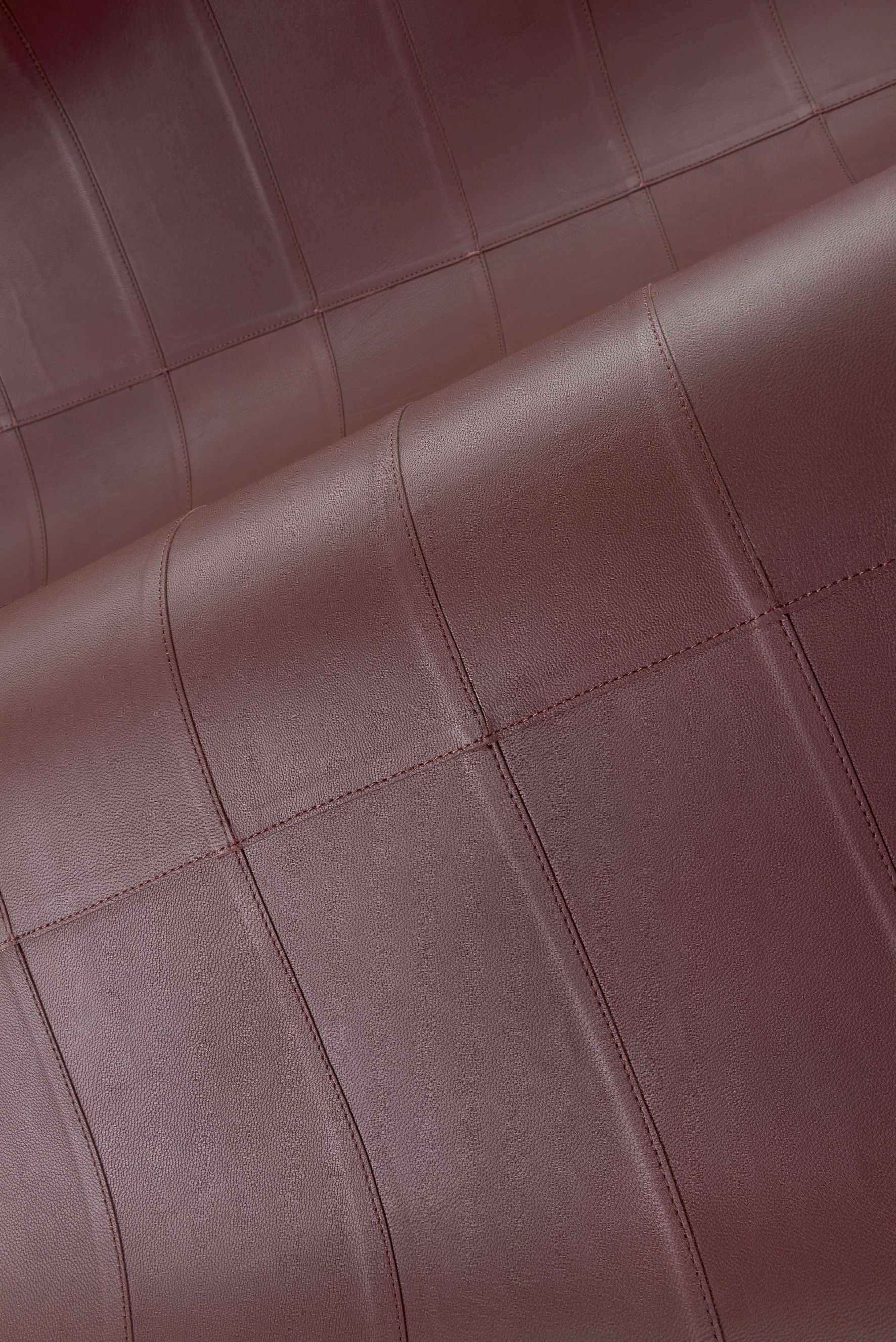 Geometrisch gemusterte natürliche Leder-Tapete PALADIN bordeaux