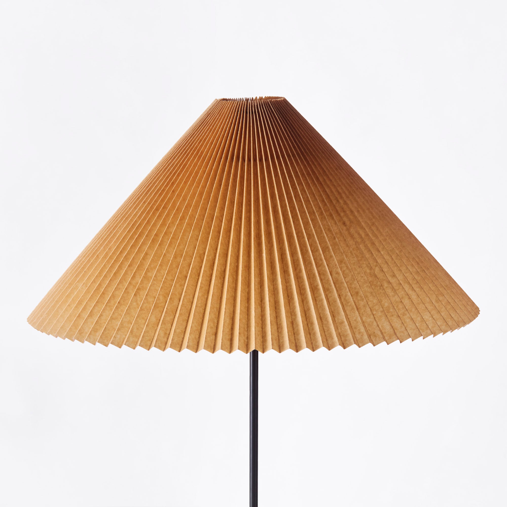 Stehlampe GERALDINE ocker mit schwarzem Fuß