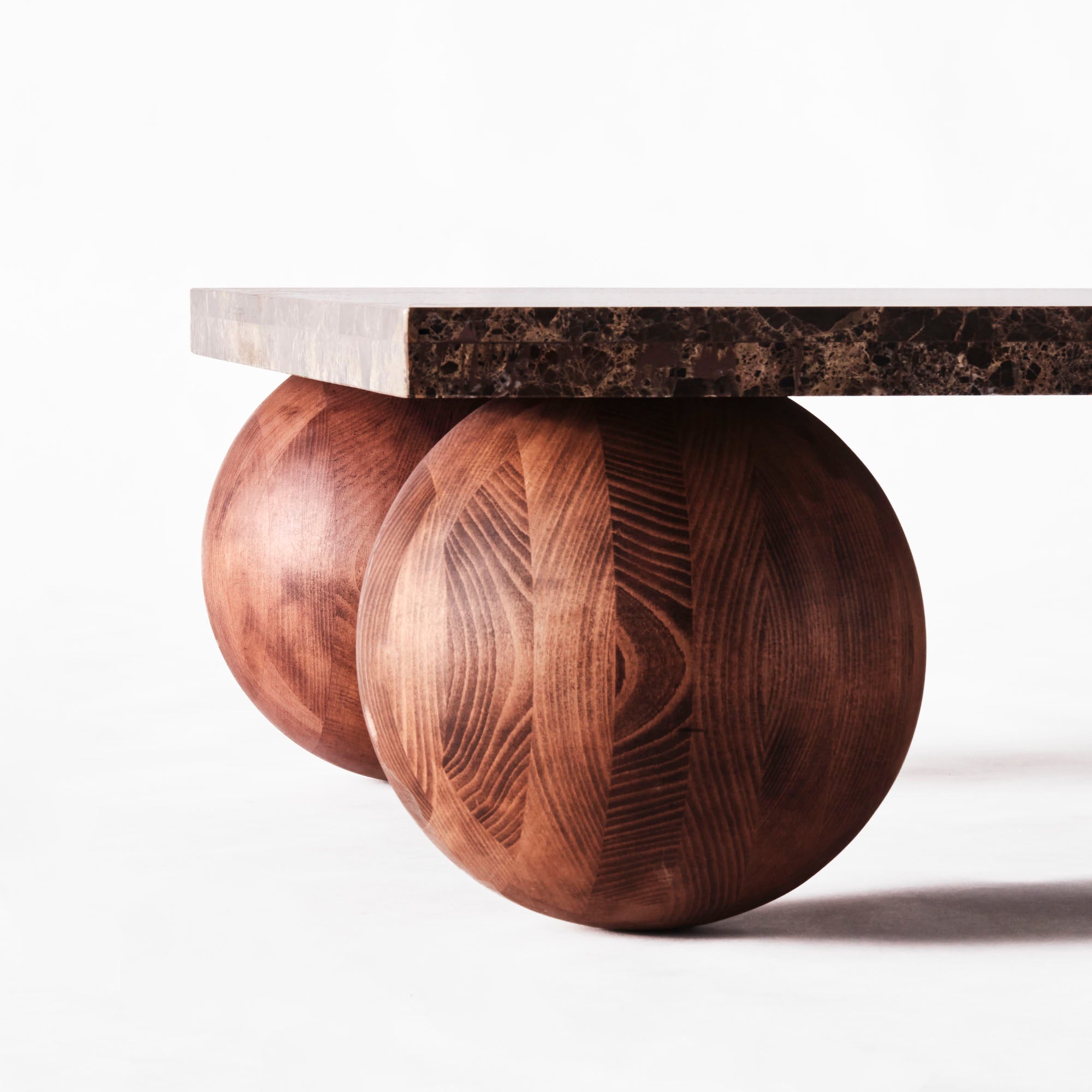 Stolik kawowy SPHERE marmur Emperador z jesionową podstawą