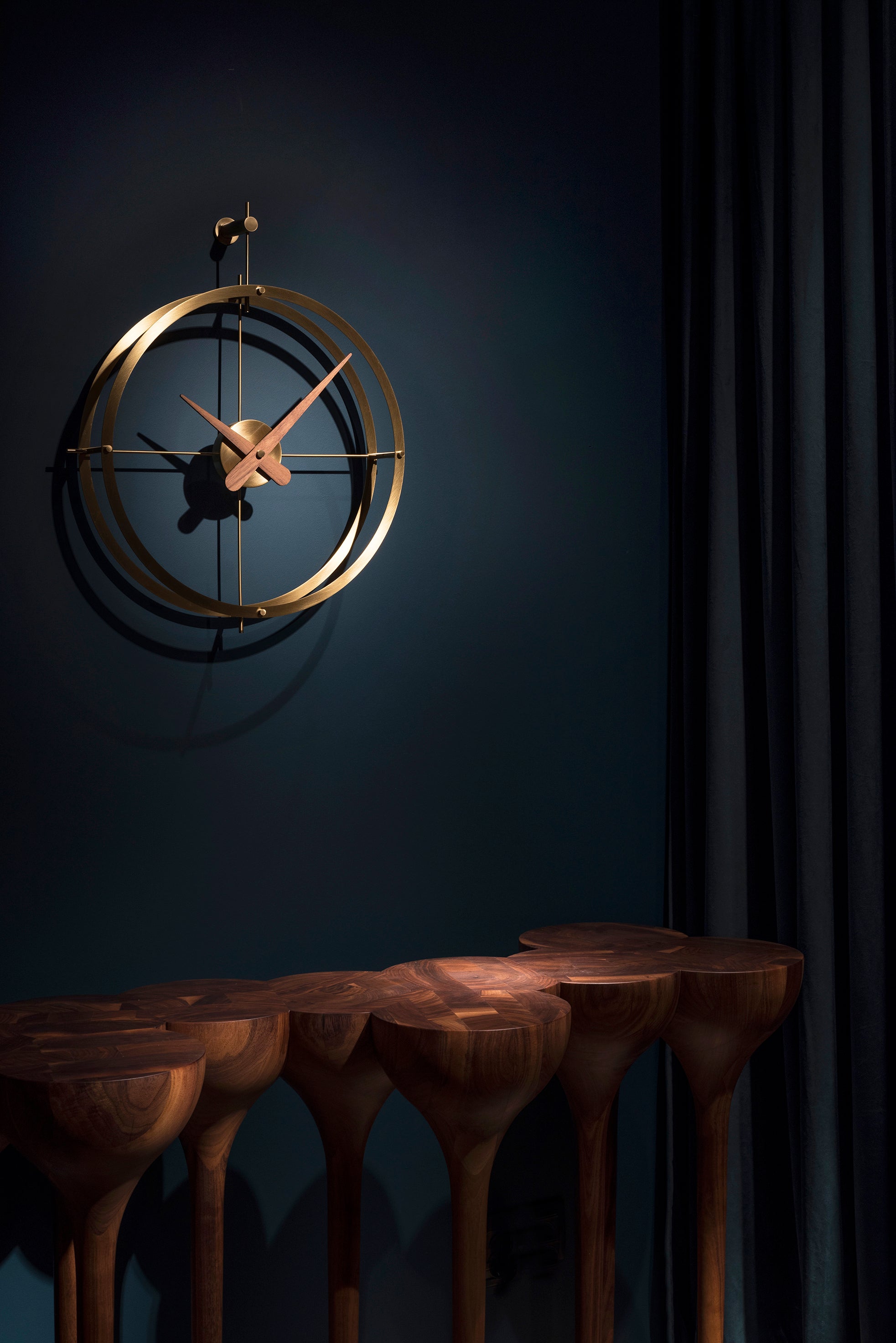 Zegar ścienny DOS PUNTOS PREMIUM drewno orzechowe z mosiężnym wykończeniem