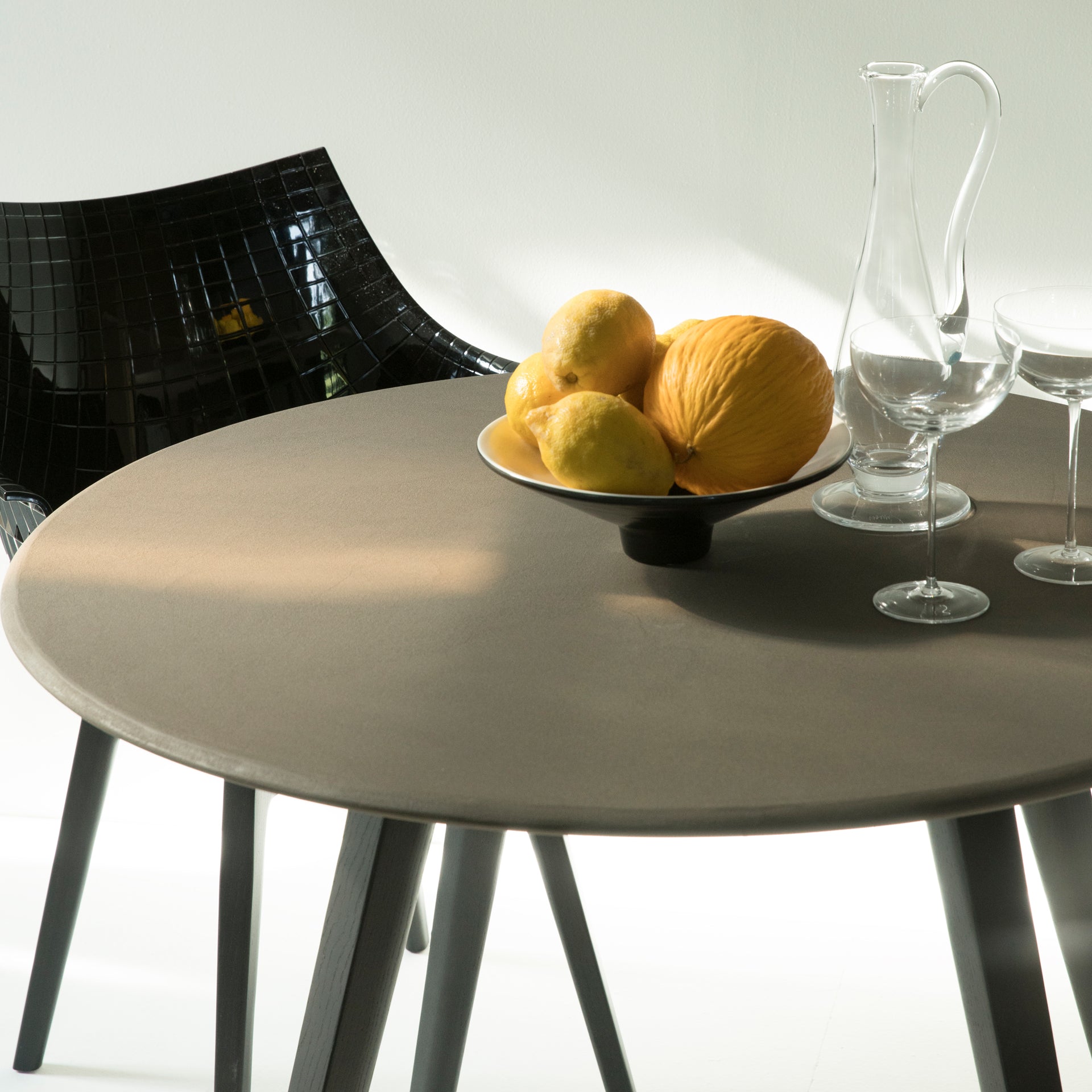Meridiana white chair with a black base