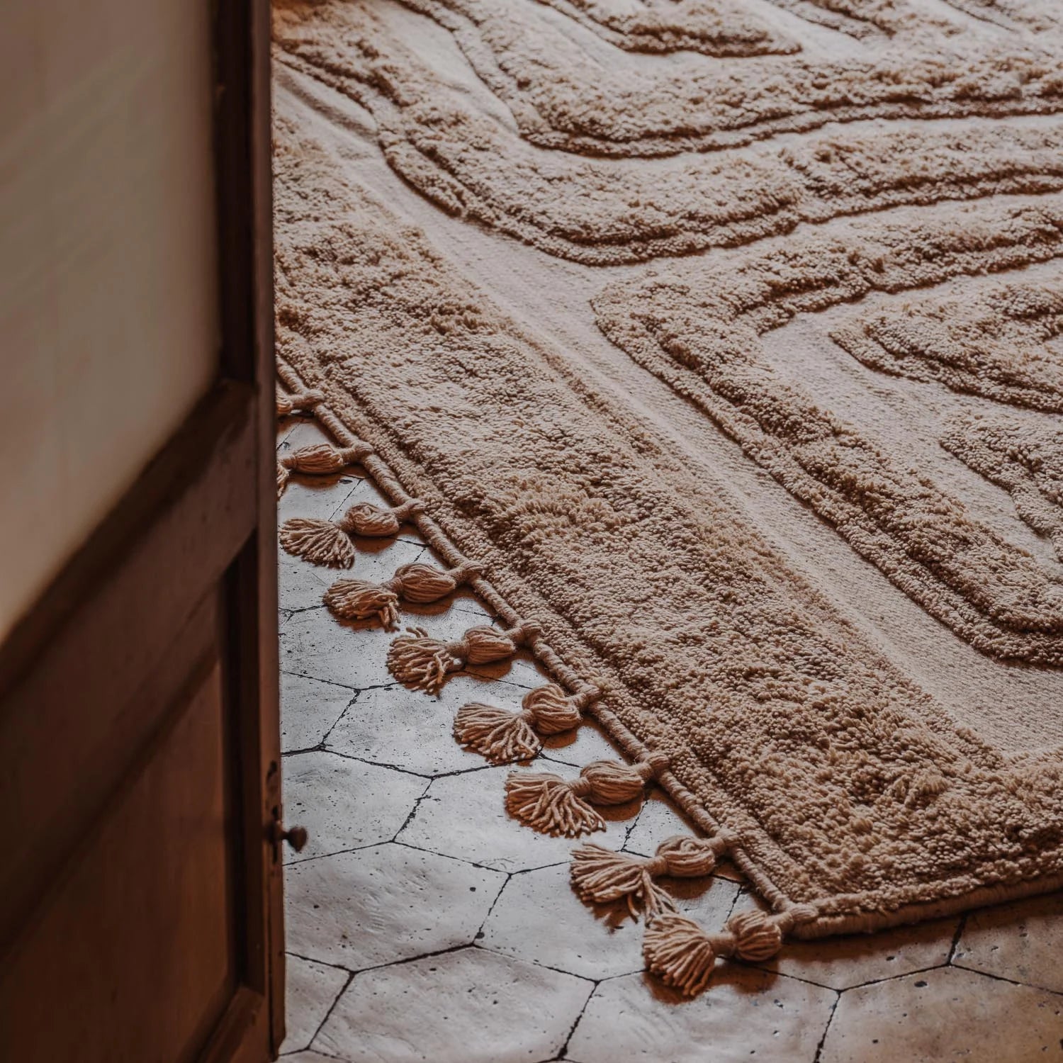 Dywan wełniany BEATEN TRACK beżowy z frędzlami