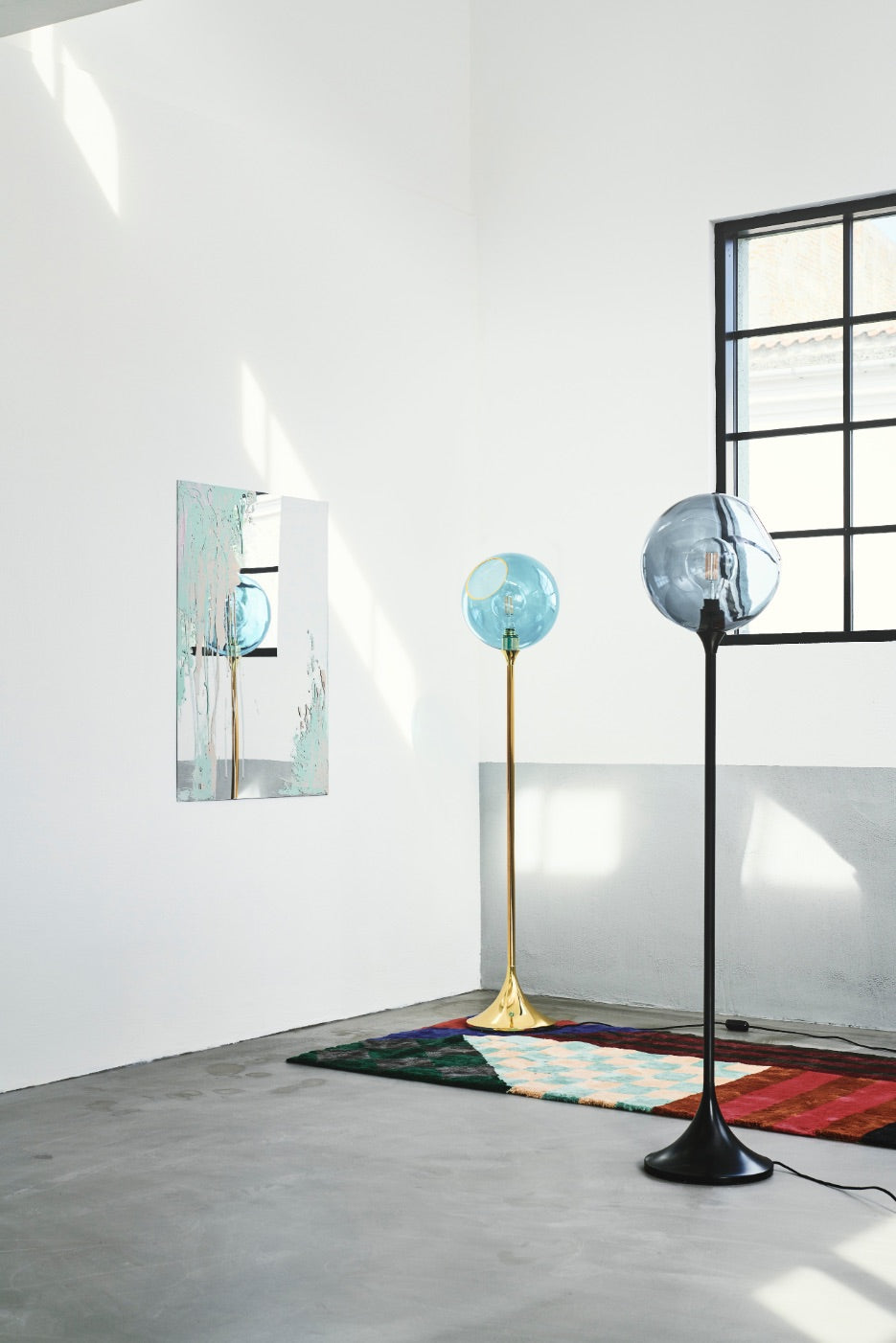 Lampa podłogowa BALLROOM dymiony z czarną podstawą