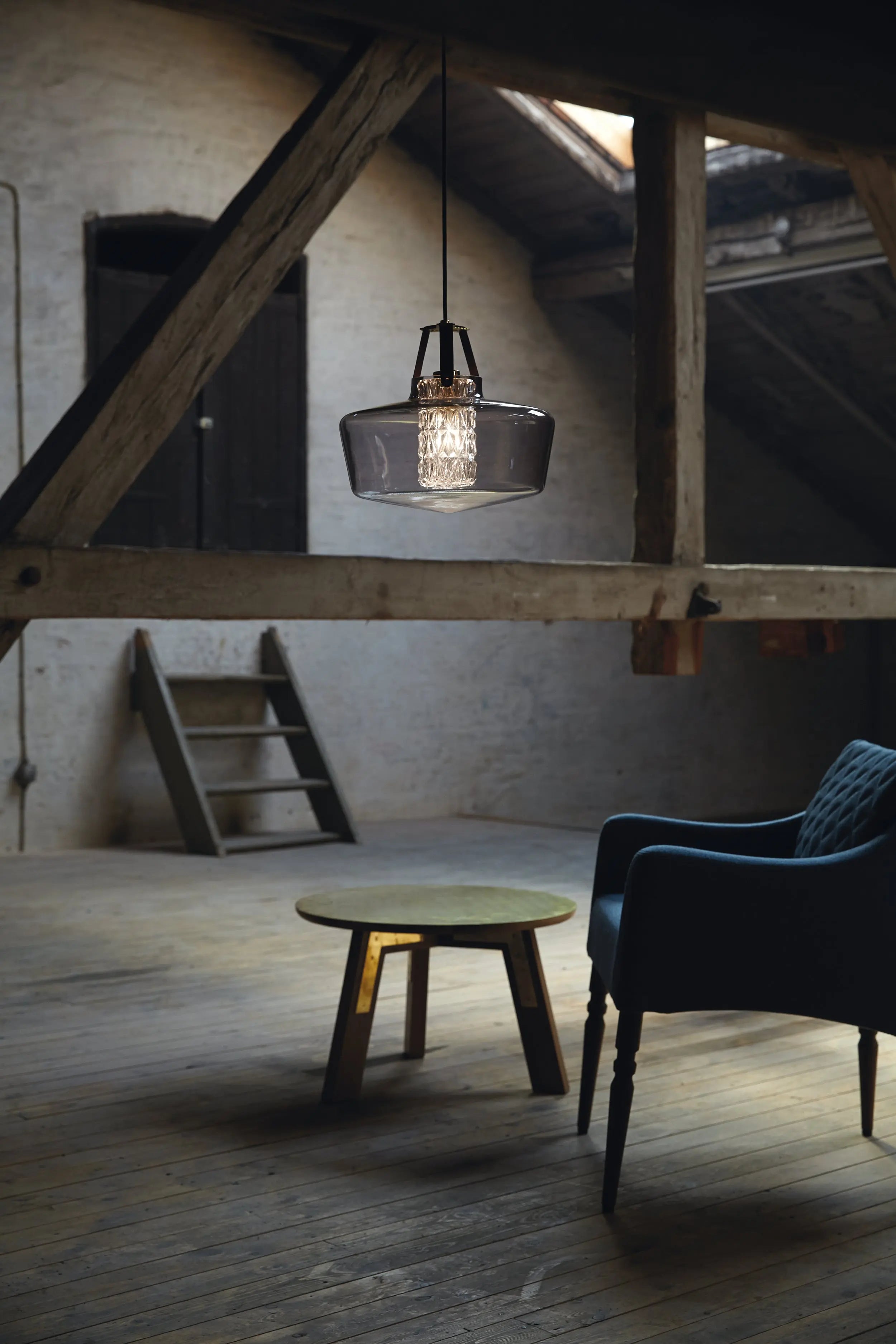 Lampa wisząca ADDICTED TO US dymione szkło z czarną skórą – skóra
