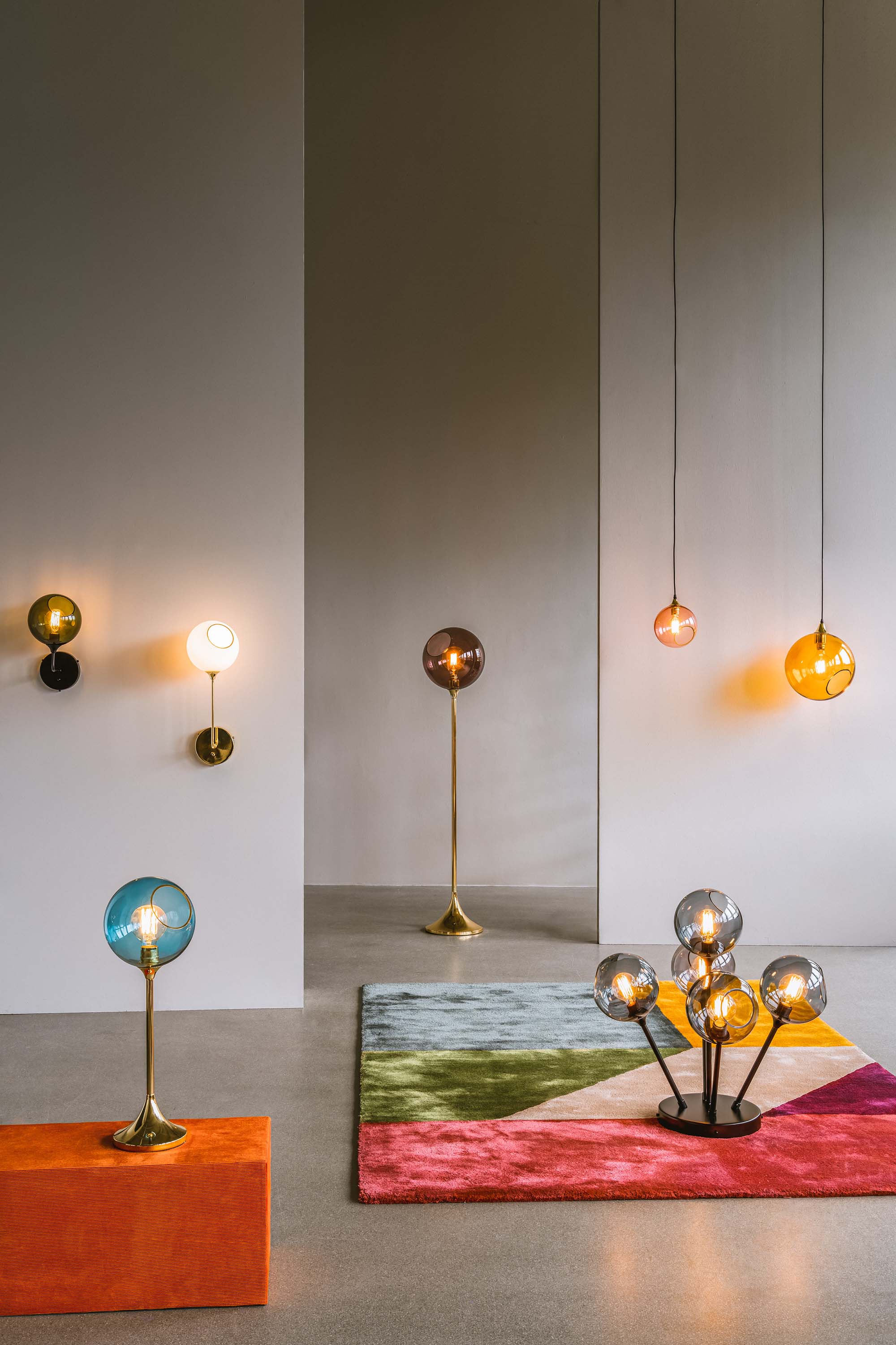 Lampa podłogowa BALLROOM śliwkowy ze złotą podstawą