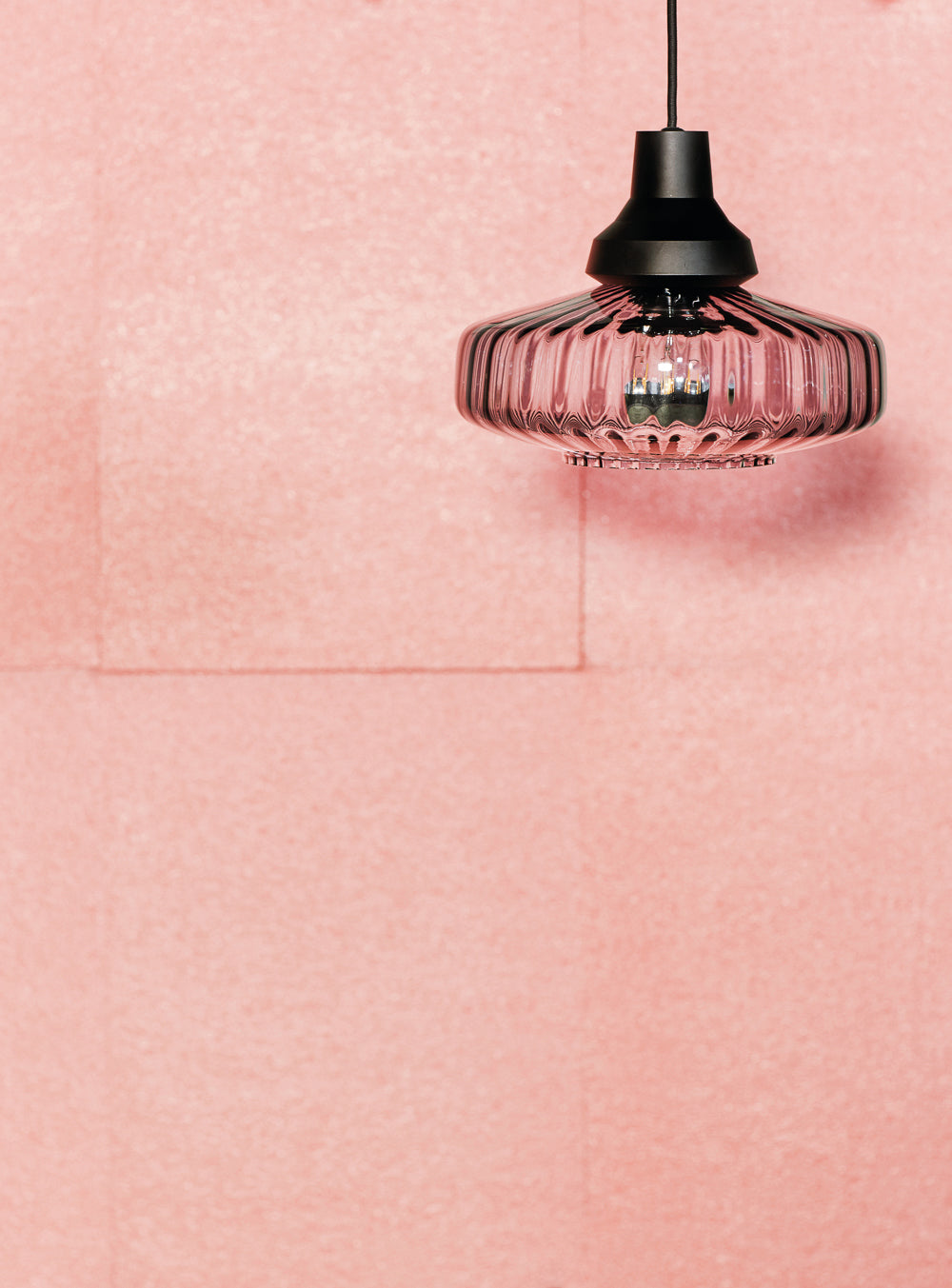 Lampa wisząca NEW WAVE OPTIC dymione szkło z czarnym wykończeniem