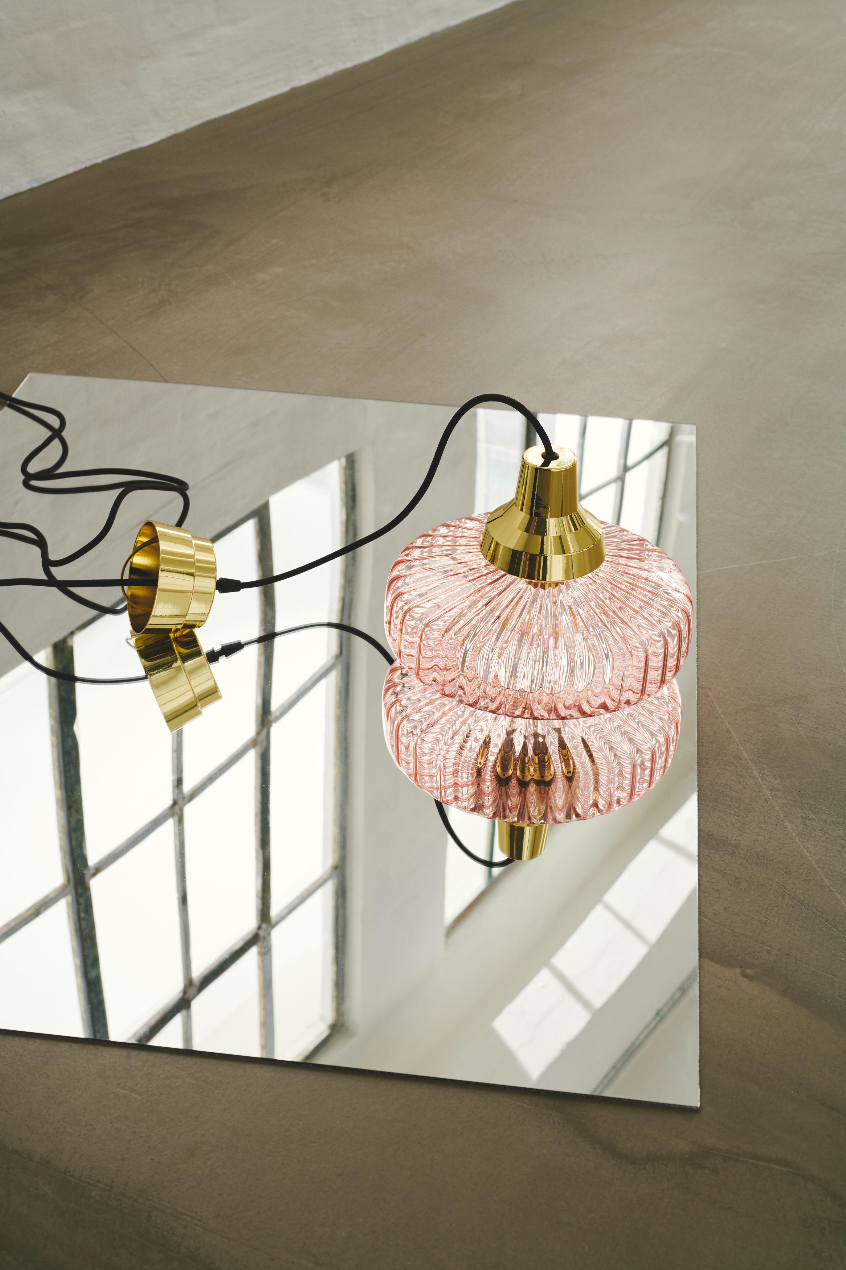 Lampa wisząca NEW WAVE OPTIC różowe szkło ze złotym wykończeniem