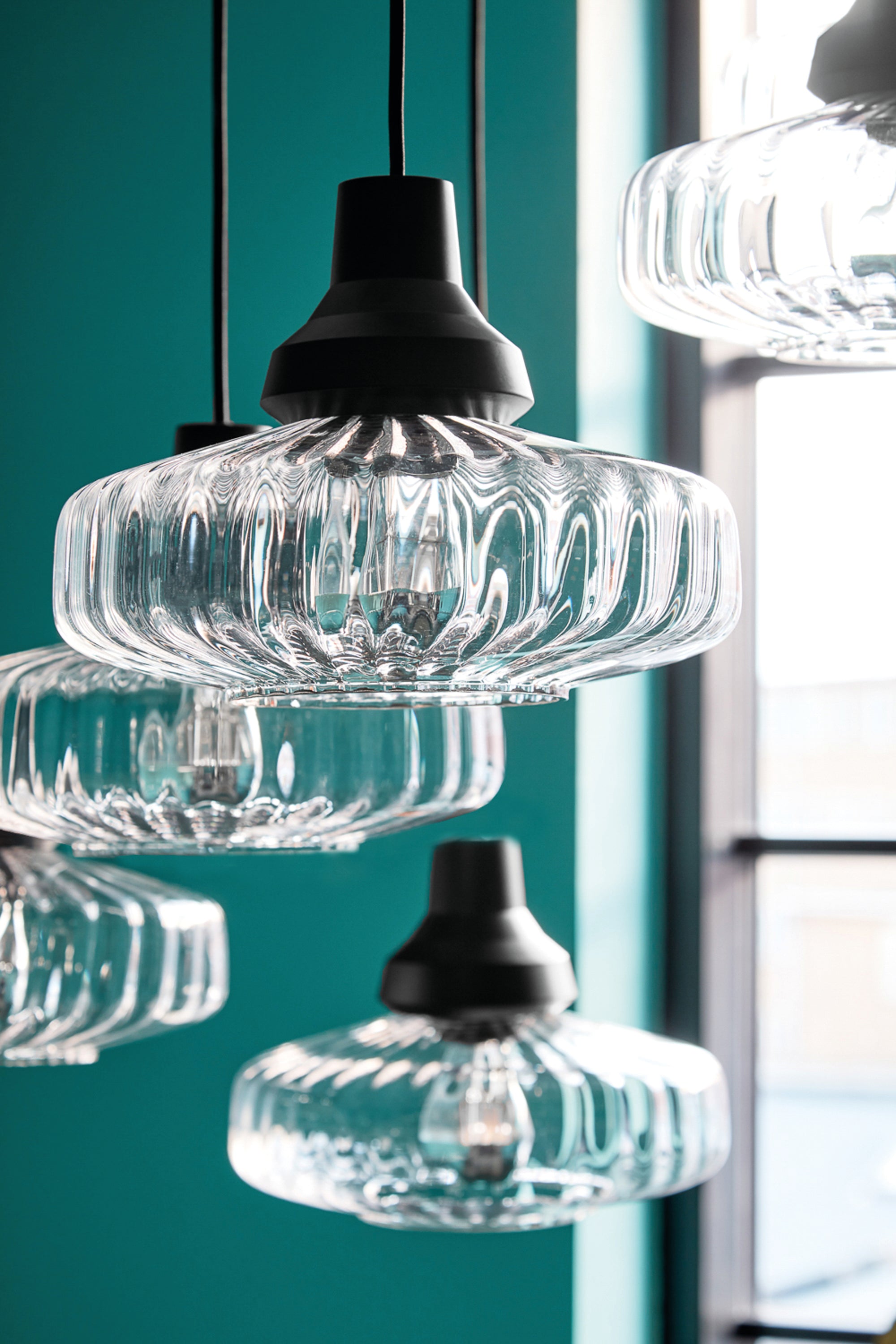 Lampa wisząca NEW WAVE OPTIC transparentne szkło z czarnym wykończeniem