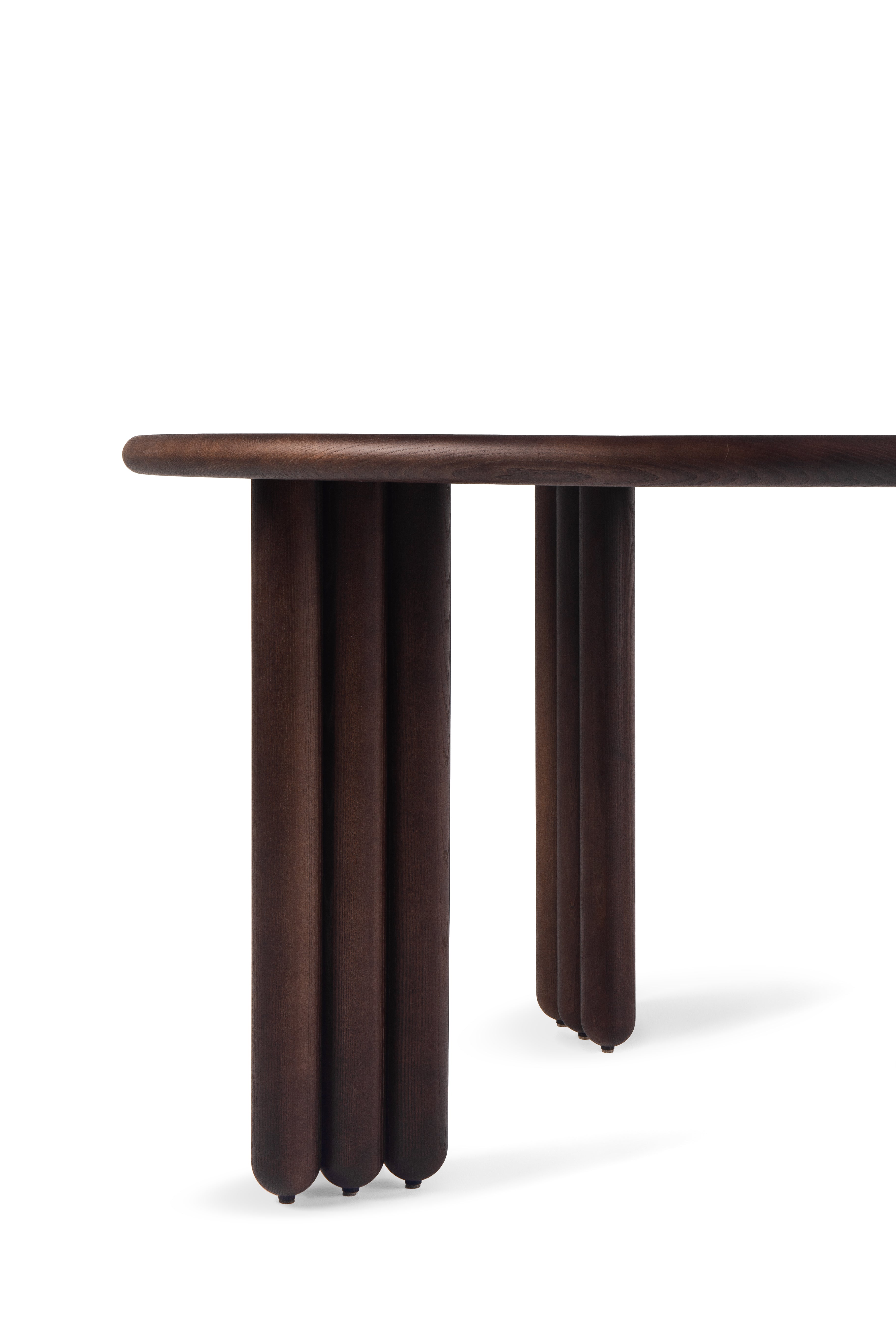 Runder Tisch FLOCK aus braunem Eschenholz