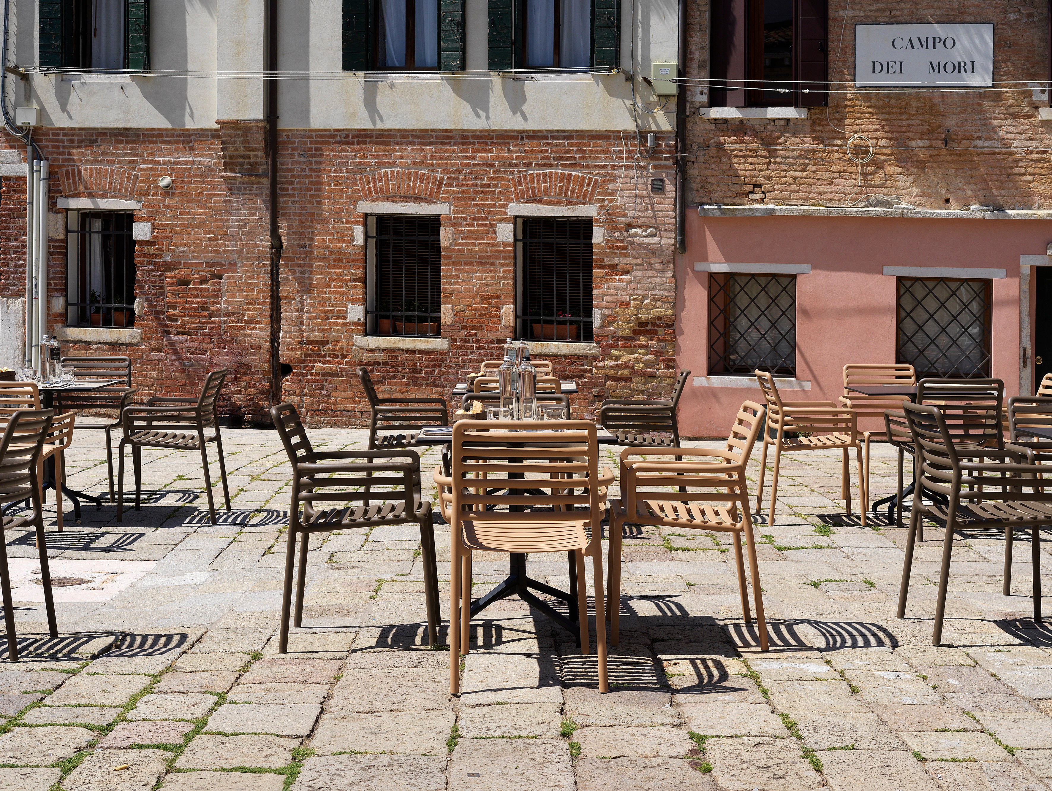 Krzesło zewnętrzne z podłokietnikami DOGA cappuccino