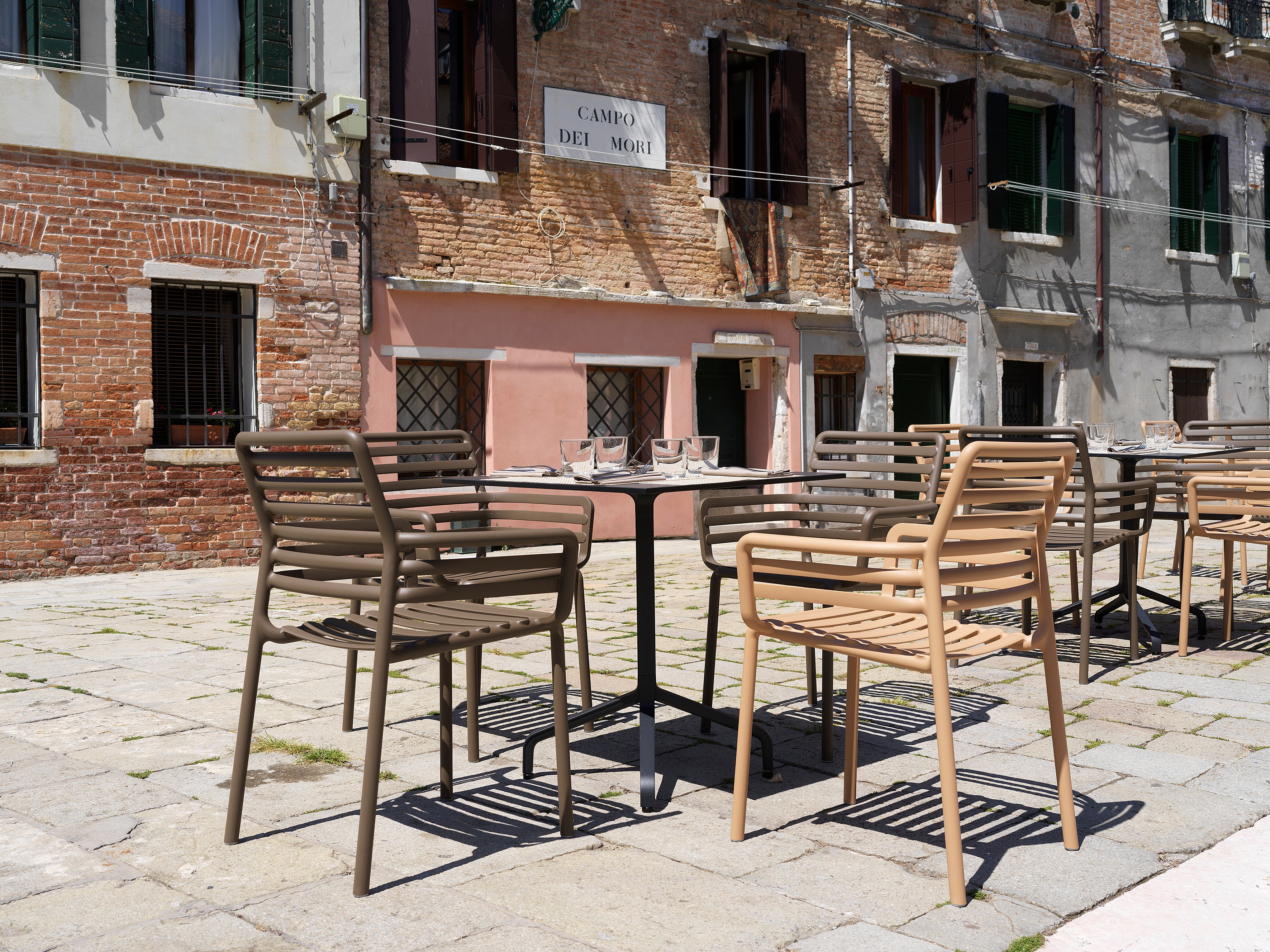 Krzesło zewnętrzne z podłokietnikami DOGA cappuccino