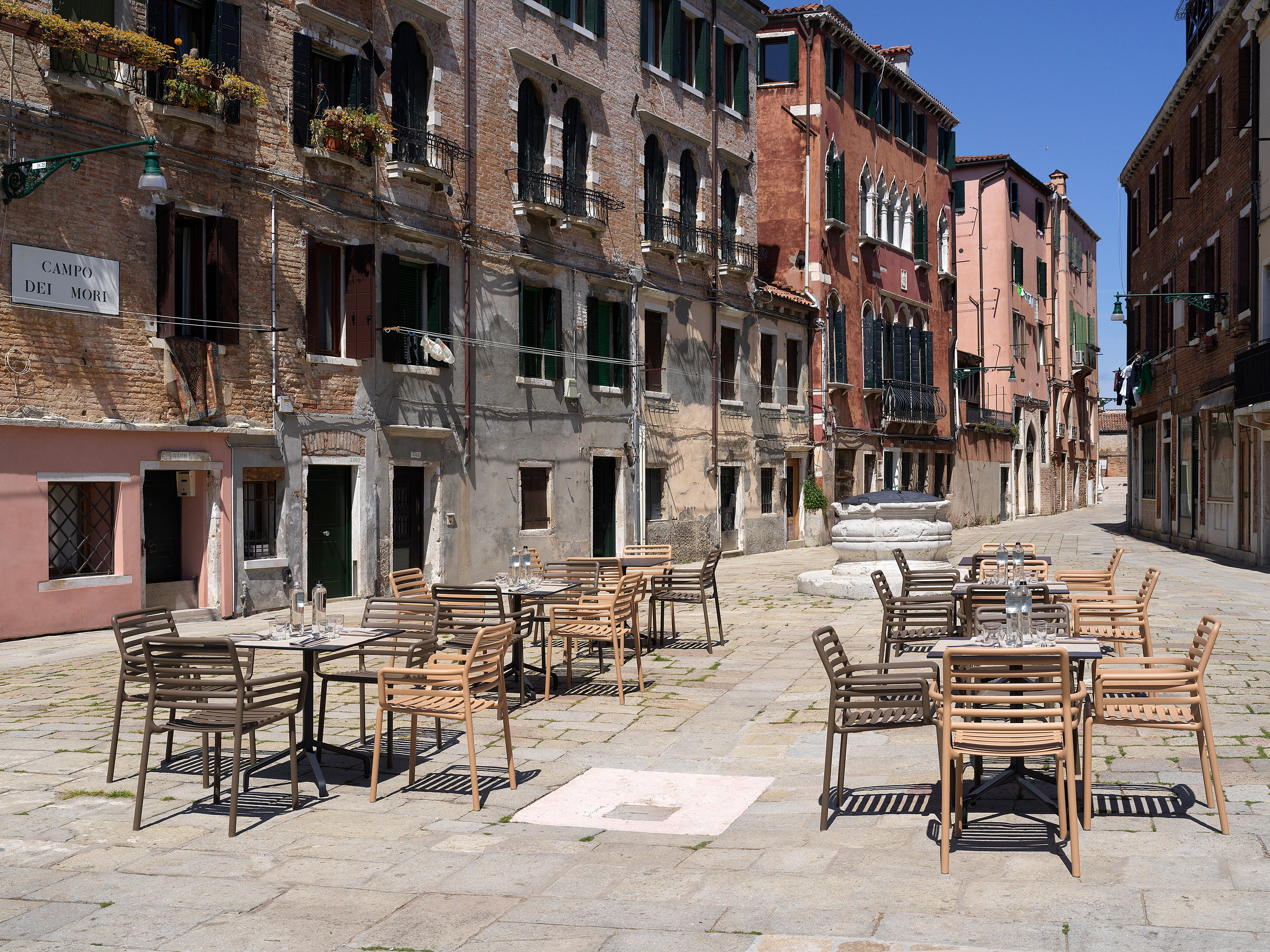 Krzesło zewnętrzne z podłokietnikami DOGA cappuccino