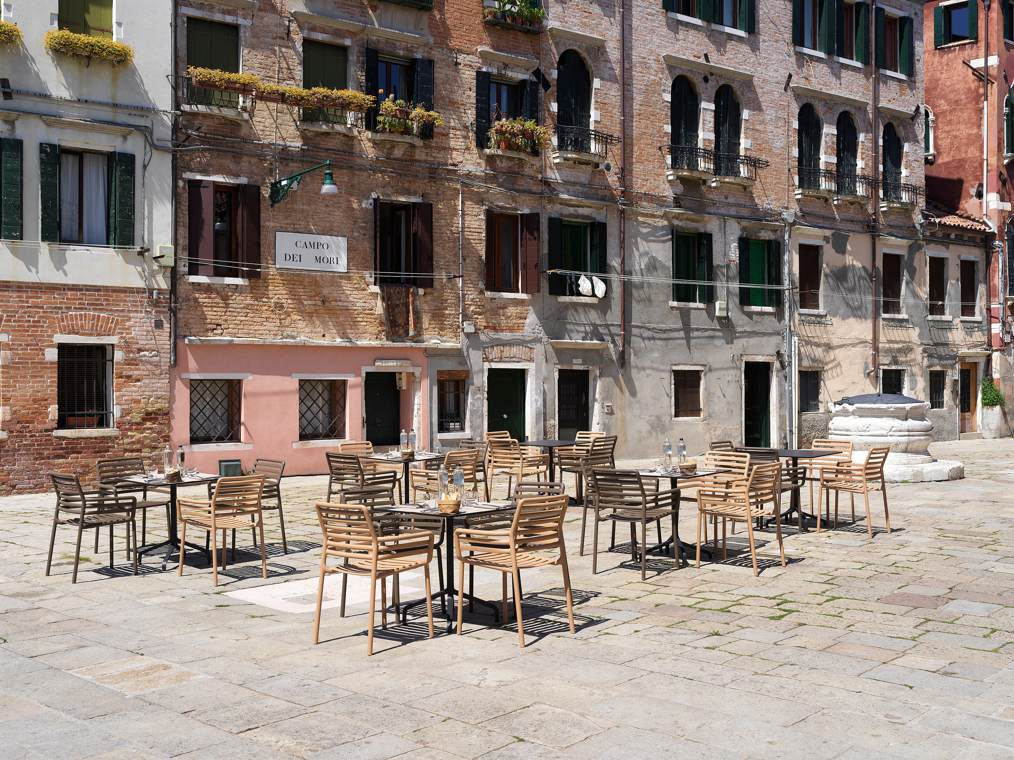 Krzesło zewnętrzne z podłokietnikami DOGA cappuccino