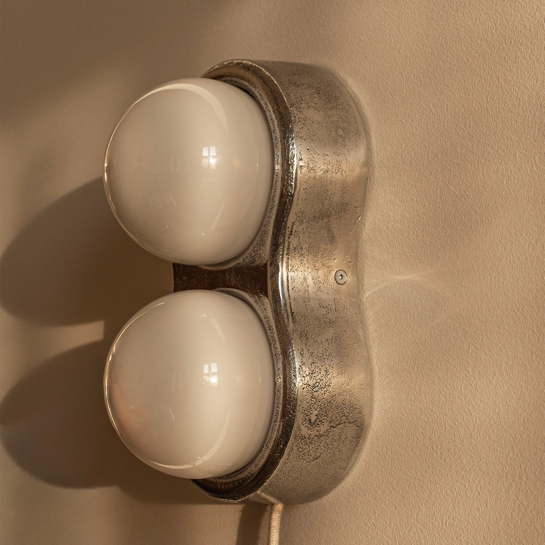 Kinkiet SWING szkło opalowe z aluminiową podstawą