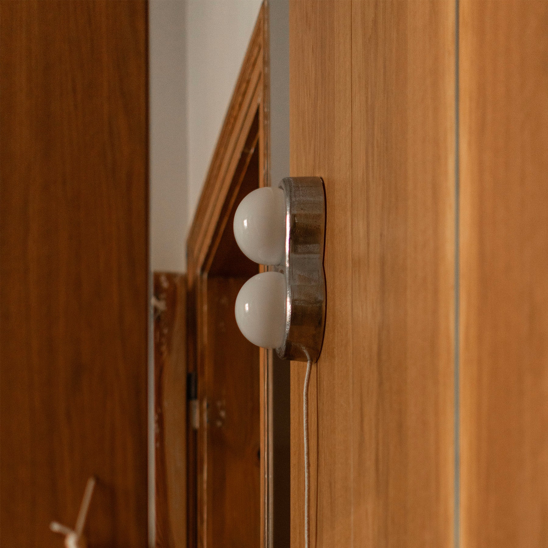Kinkiet SWING szkło opalowe z aluminiową podstawą