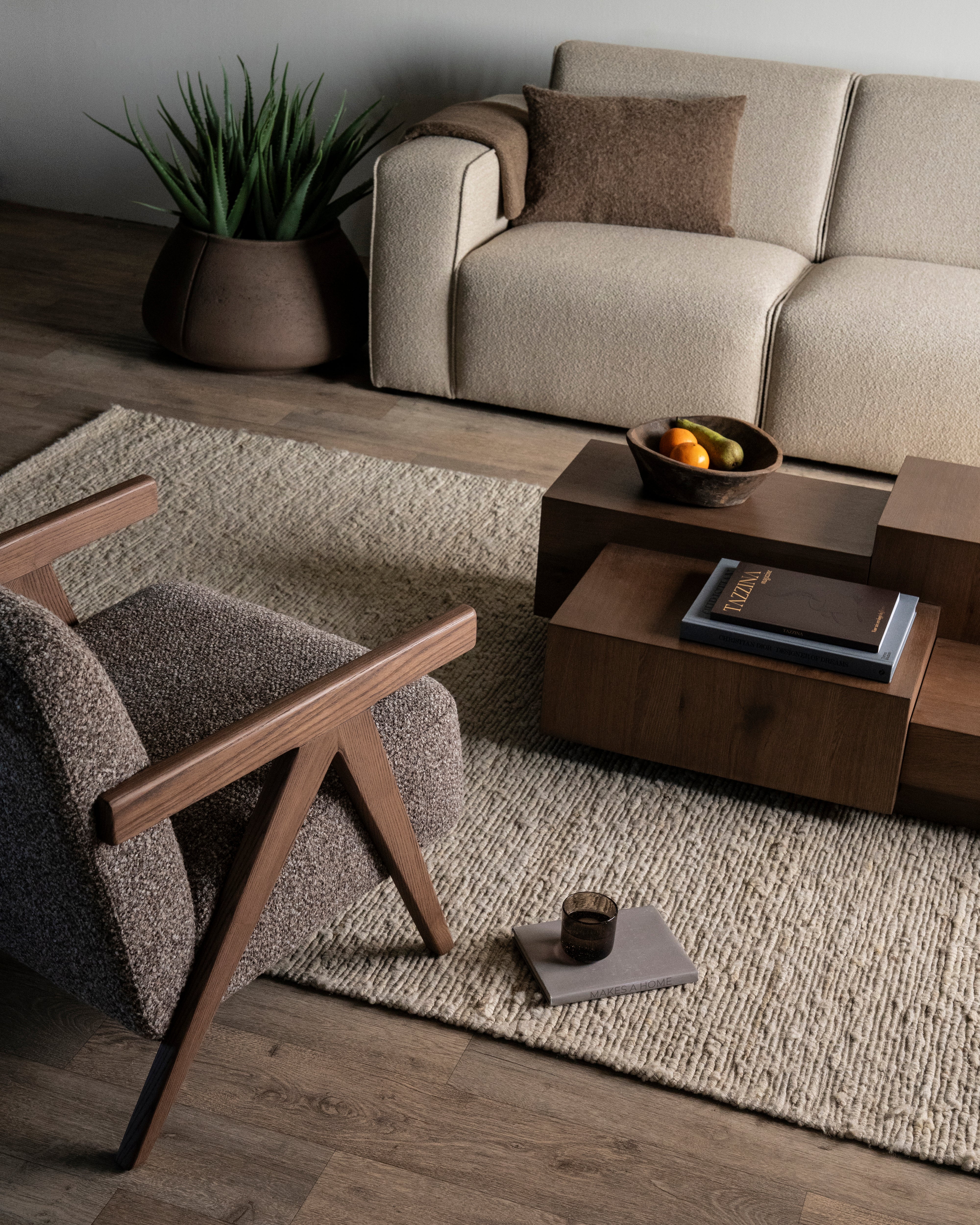 Fotel FRANCIS ciemnobeżowy z drewnianą podstawą