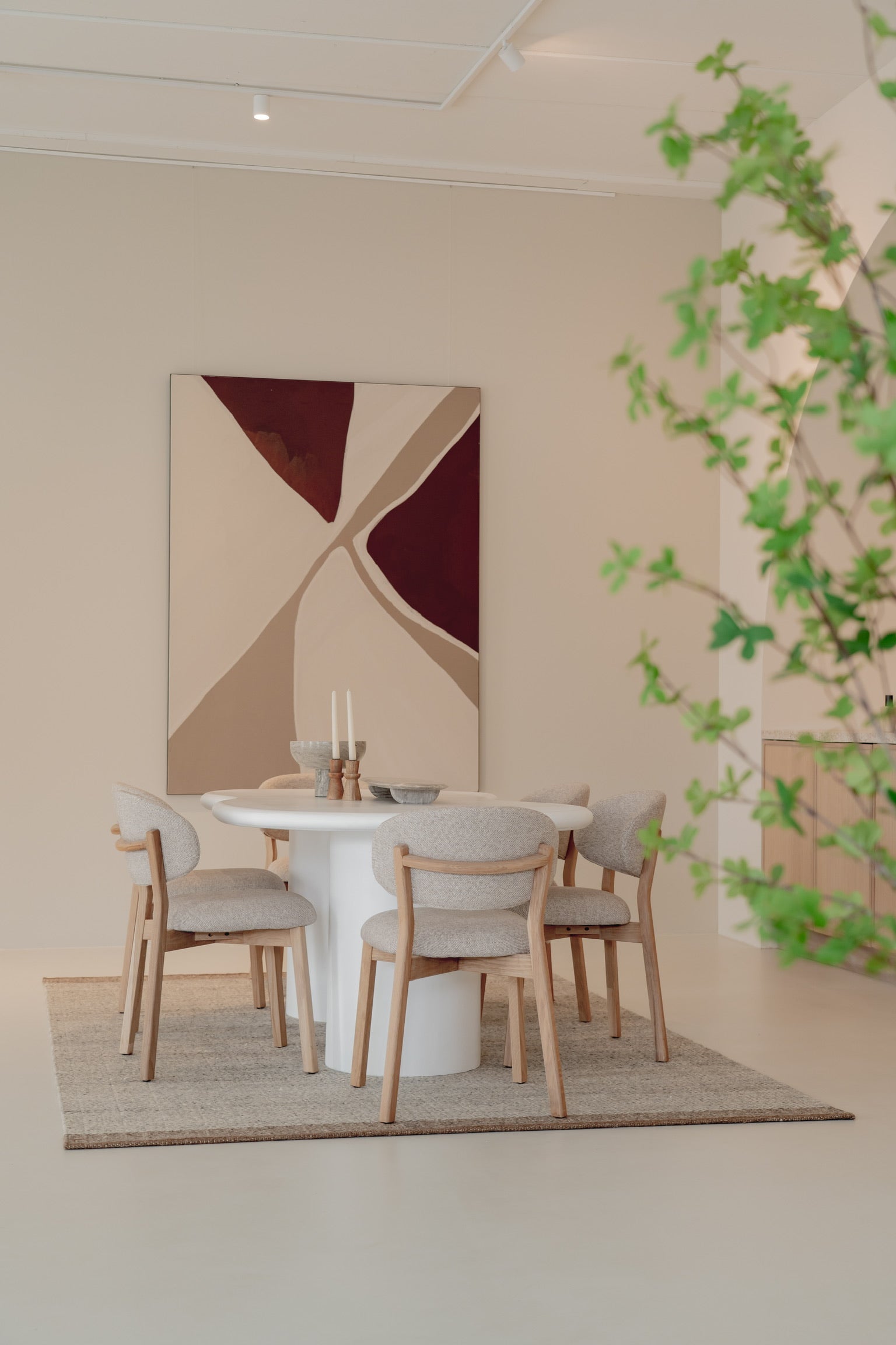 Krzesło MIKKY taupe z dębową podstawą