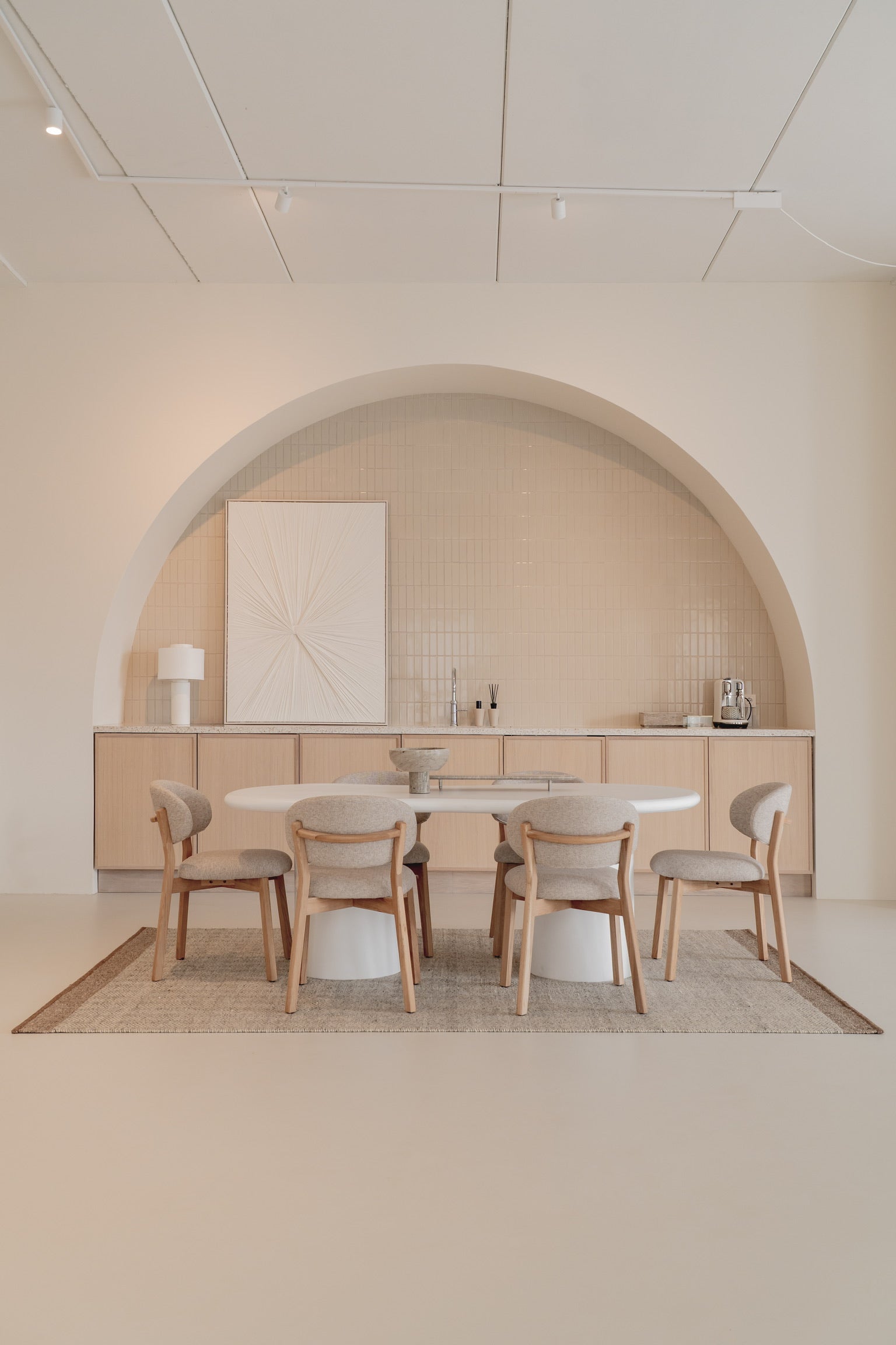 Krzesło MIKKY taupe z dębową podstawą